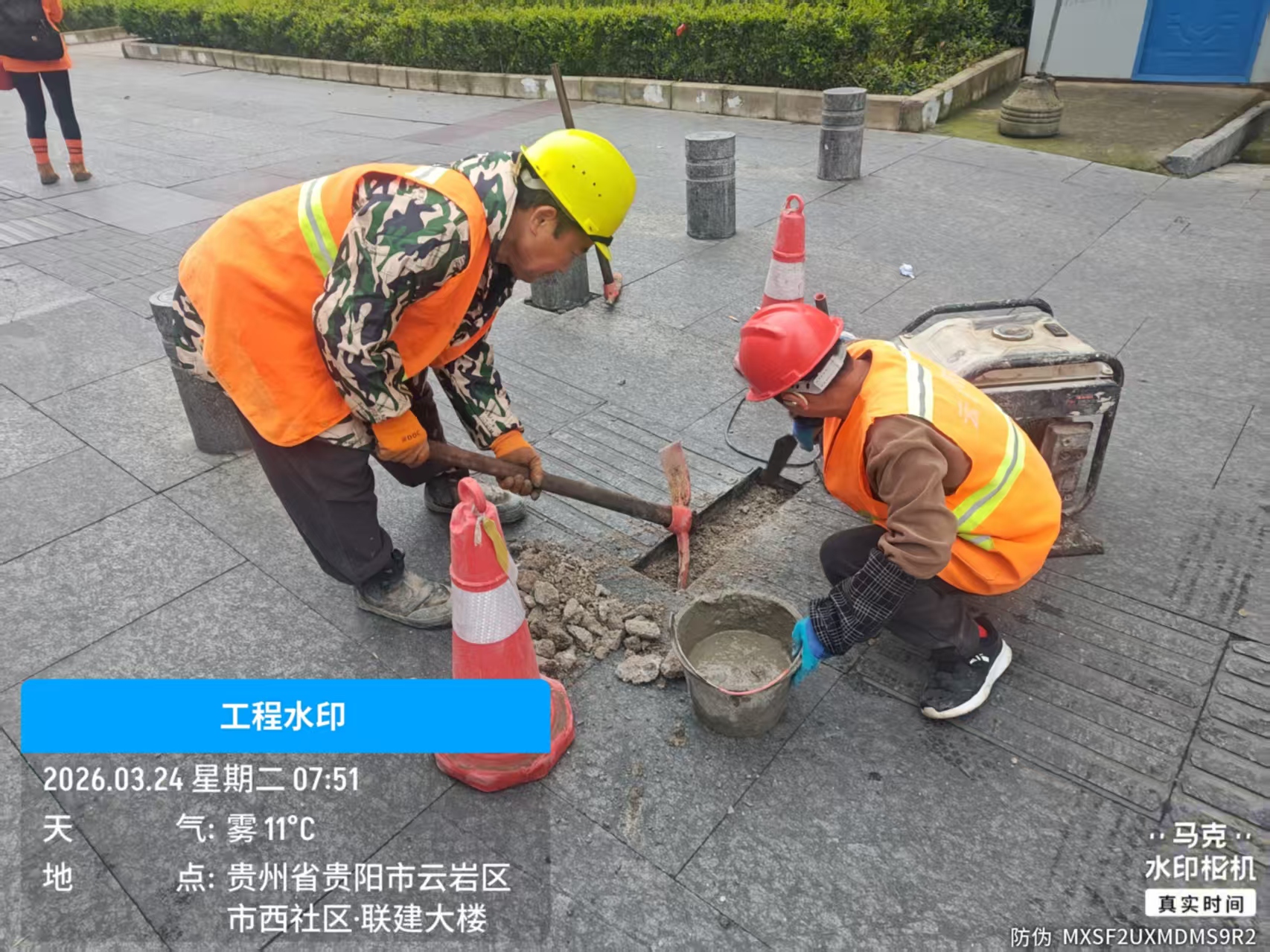 市政工作人员正在修复破损石砖(部门供图)