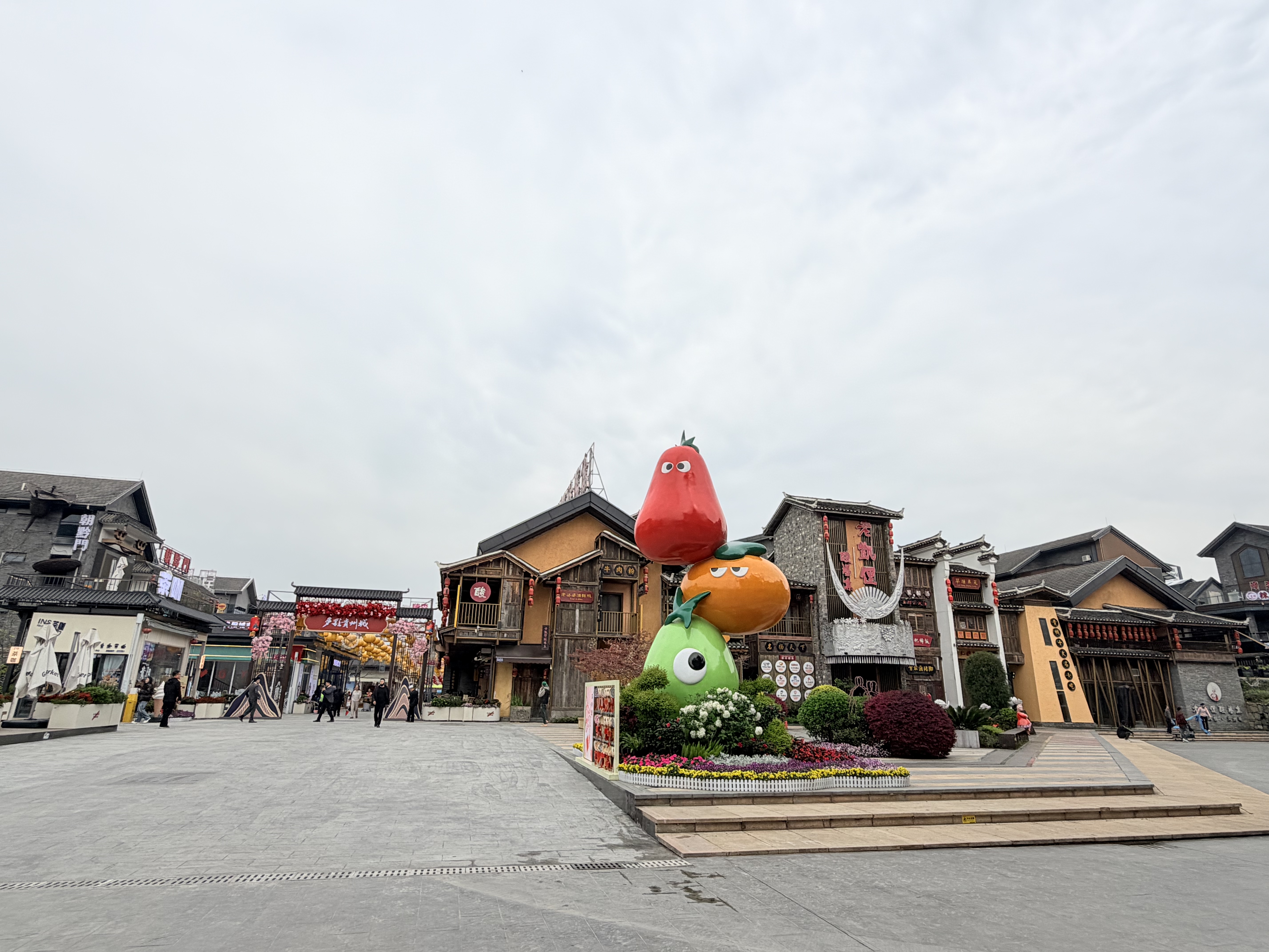 提质升级后的多彩贵州城盛装迎客。