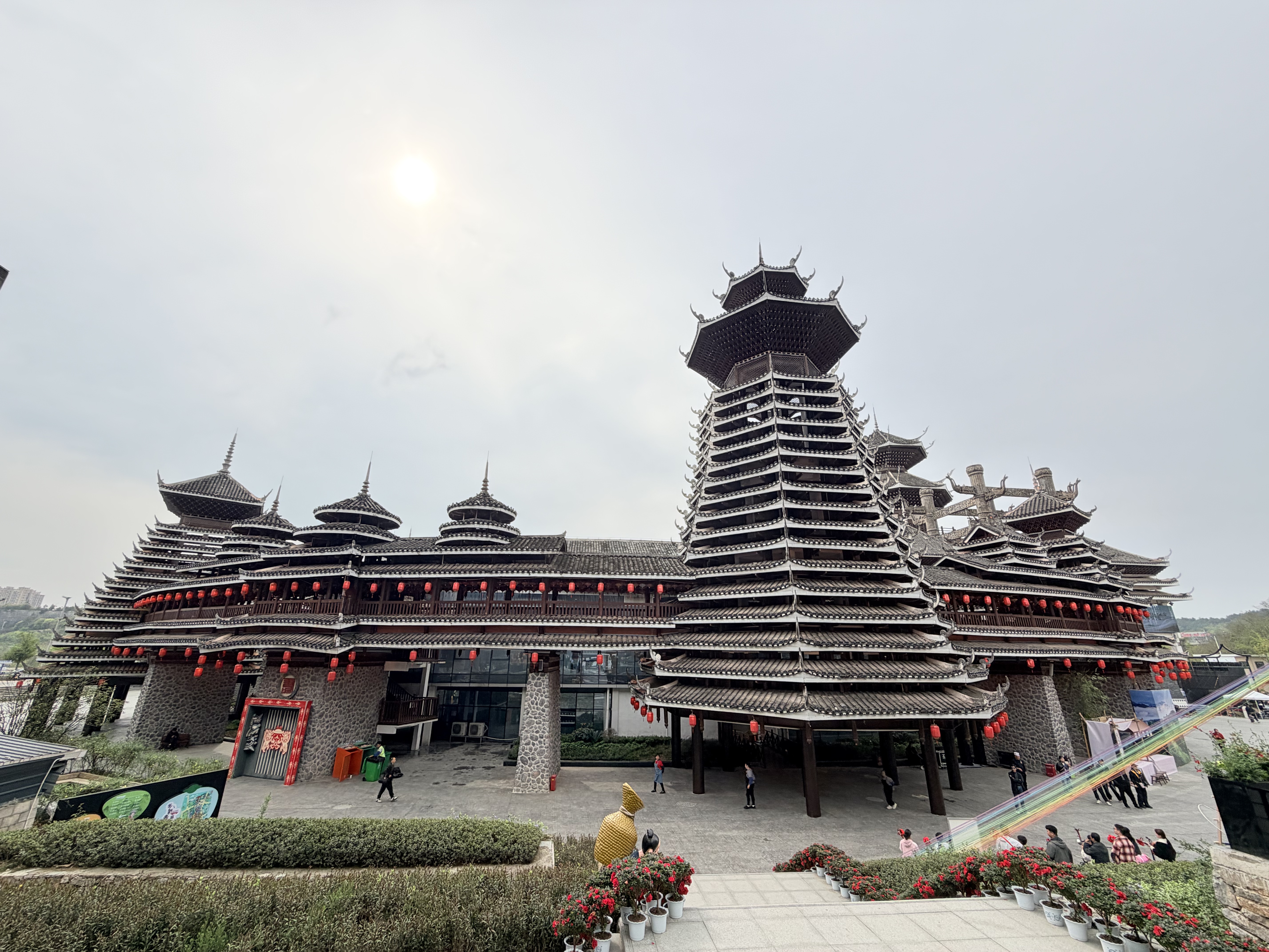 多彩贵州城独具民族风韵的鼓楼建筑群。