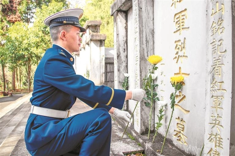 4月3日，遵义市余庆县组织开展清明祭扫英烈活动，以庄严仪式致敬英雄。图为消防指战员向革命烈士墓敬献鲜花。 刘武能 摄（影像贵州）.jpg
