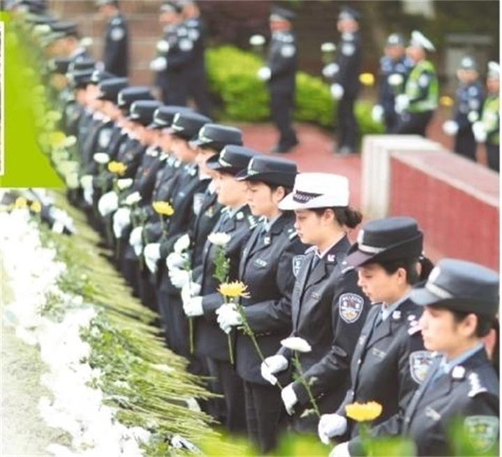 4月3日，赤水市党员干部、公安民警、学校师生等纷纷来到赤水红军烈士陵园，缅怀革命先烈。图为公安民警向红军烈士墓敬献鲜花。 王长育 摄 （影像贵州）.jpg