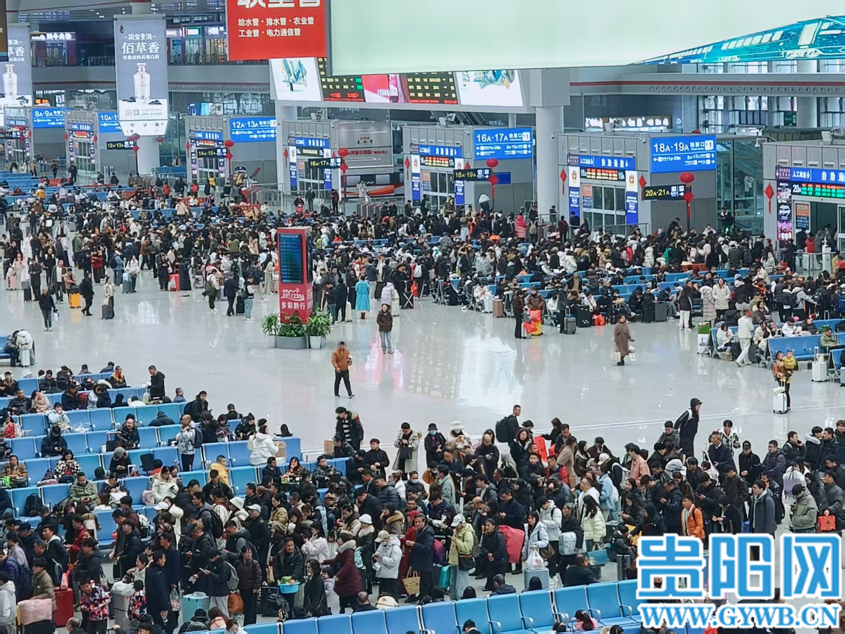 1.贵阳北站候车大厅,候车的旅客十分密集。