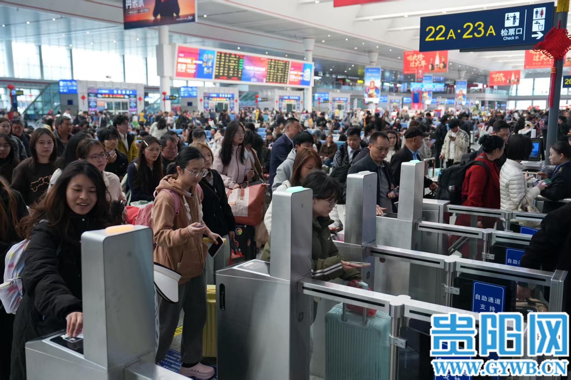 2.贵阳北站候车大厅,众多旅客正排队检票