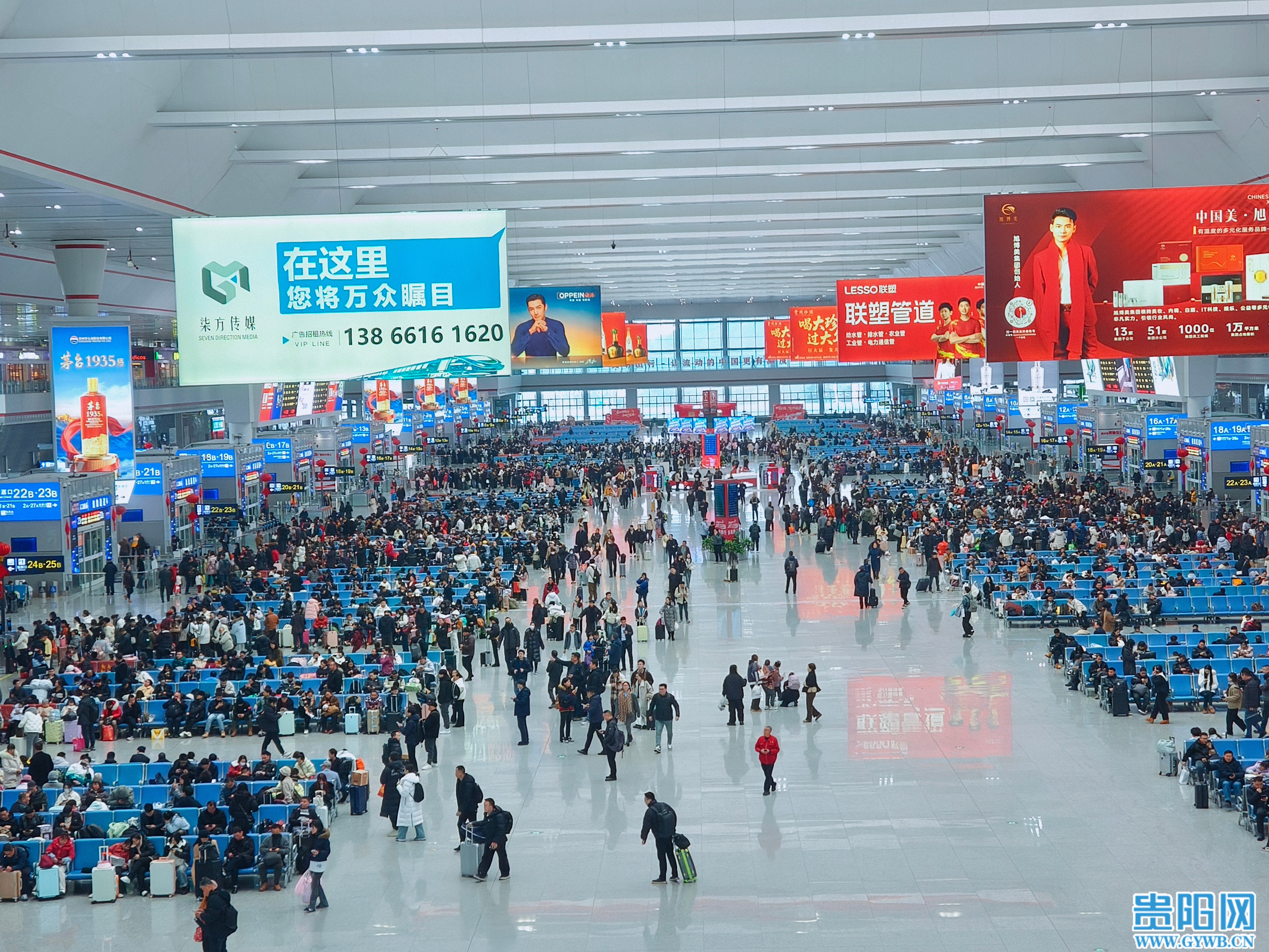 贵阳北站候车大厅，旅客密集。 (1).jpg