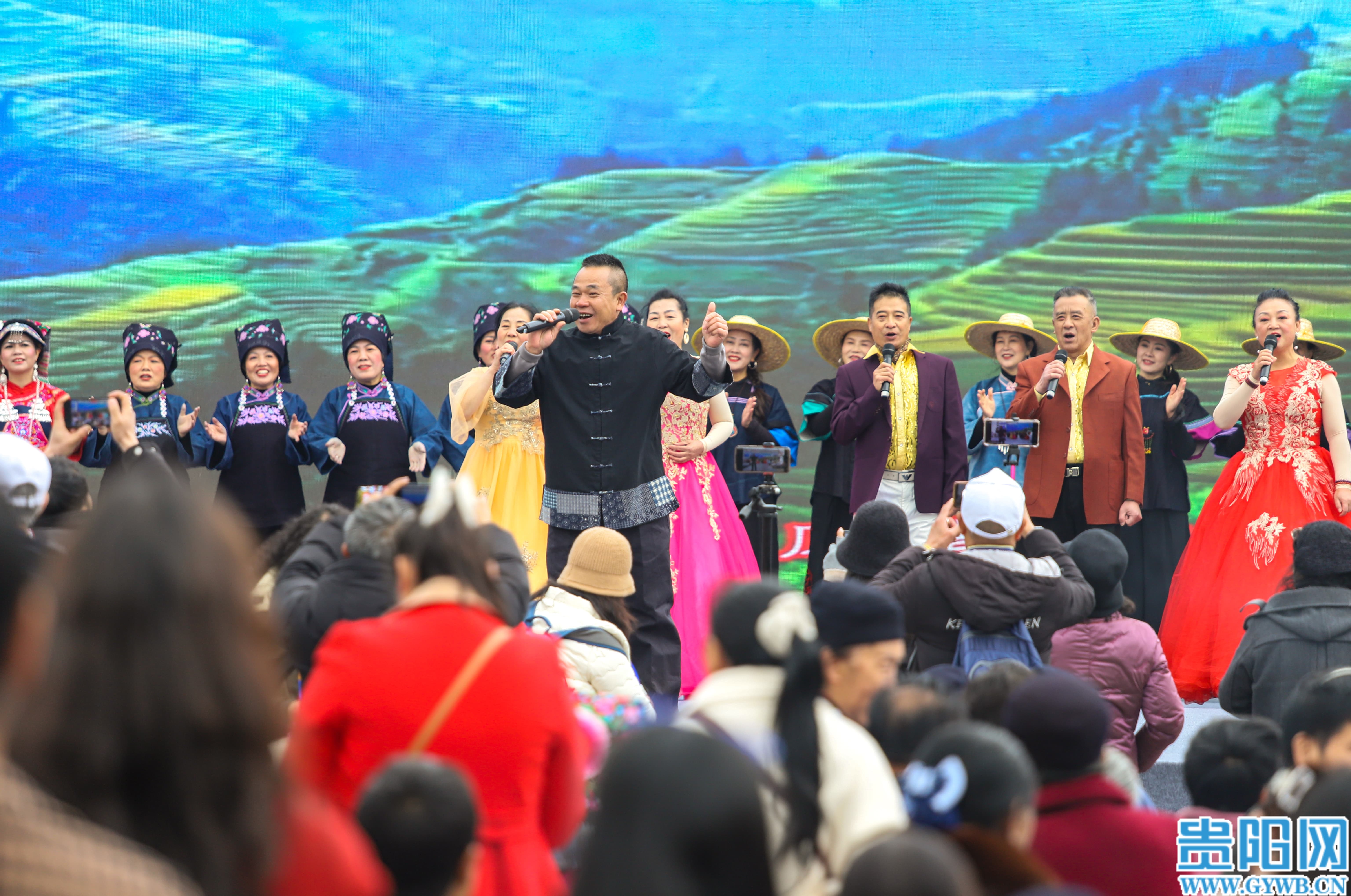 2025年3月31日,2025贵阳·乌当·新堡“三月三”民族文化节暨“刺梨花”歌赛在乌当区新堡布依族乡王岗村举行。图为文艺表演现场。黎荣 摄 (1) 2025年3月31日,2025贵阳·乌当·新堡“三月三”民族文化节暨“刺梨花”歌赛在乌当区新堡布依族乡王岗村举行。图为文艺表演现场。黎荣 摄 (1)