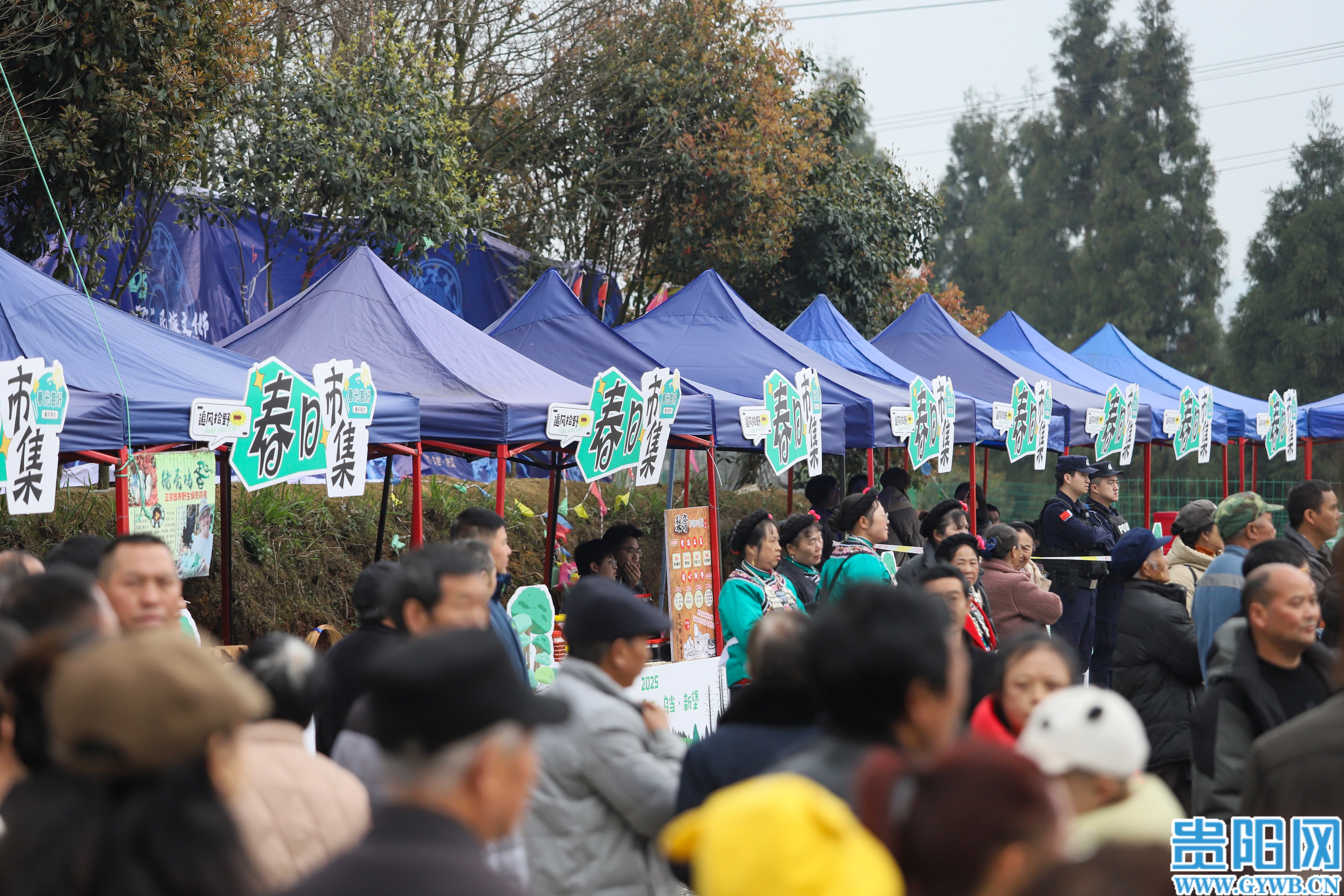 2025年3月31日,2025贵阳·乌当·新堡“三月三”民族文化节暨“刺梨花”歌赛在乌当区新堡布依族乡王岗村举行。图为“春日市集”现场。黎荣 摄 (1) 2025年3月31日,2025贵阳·乌当·新堡“三月三”民族文化节暨“刺梨花”歌赛在乌当区新堡布依族乡王岗村举行。图为“春日市集”现场。黎荣 摄 (1)