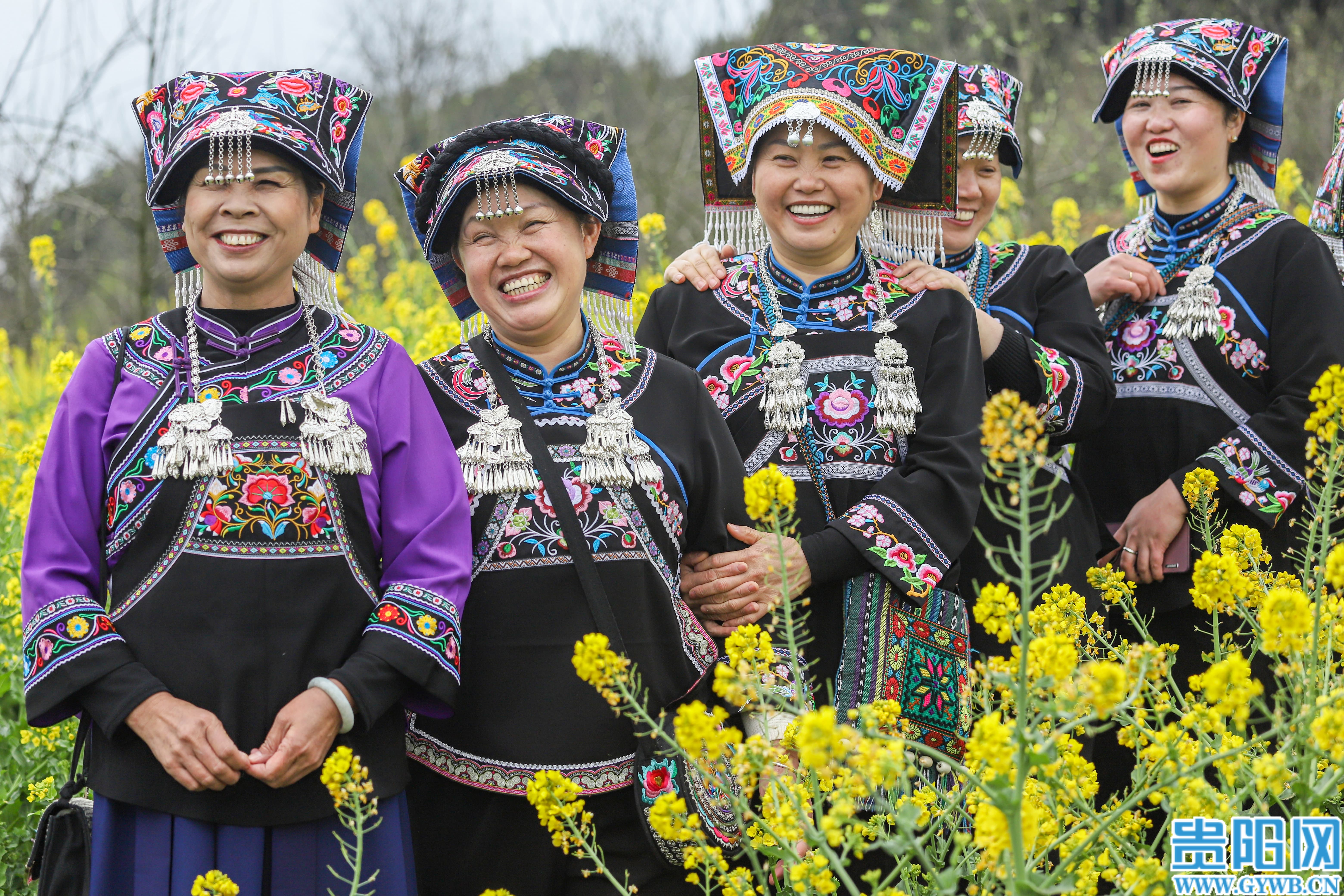 2025年3月31日,2025贵阳·乌当·新堡“三月三”民族文化节暨“刺梨花”歌赛在乌当区新堡布依族乡王岗村举行,当地布依族群众在花山上对山歌、唱山歌。黎荣 摄 (1) 2025年3月31日,2025贵阳·乌当·新堡“三月三”民族文化节暨“刺梨花”歌赛在乌当区新堡布依族乡王岗村举行,当地布依族群众在花山上对山歌、唱山歌。黎荣 摄 (1)