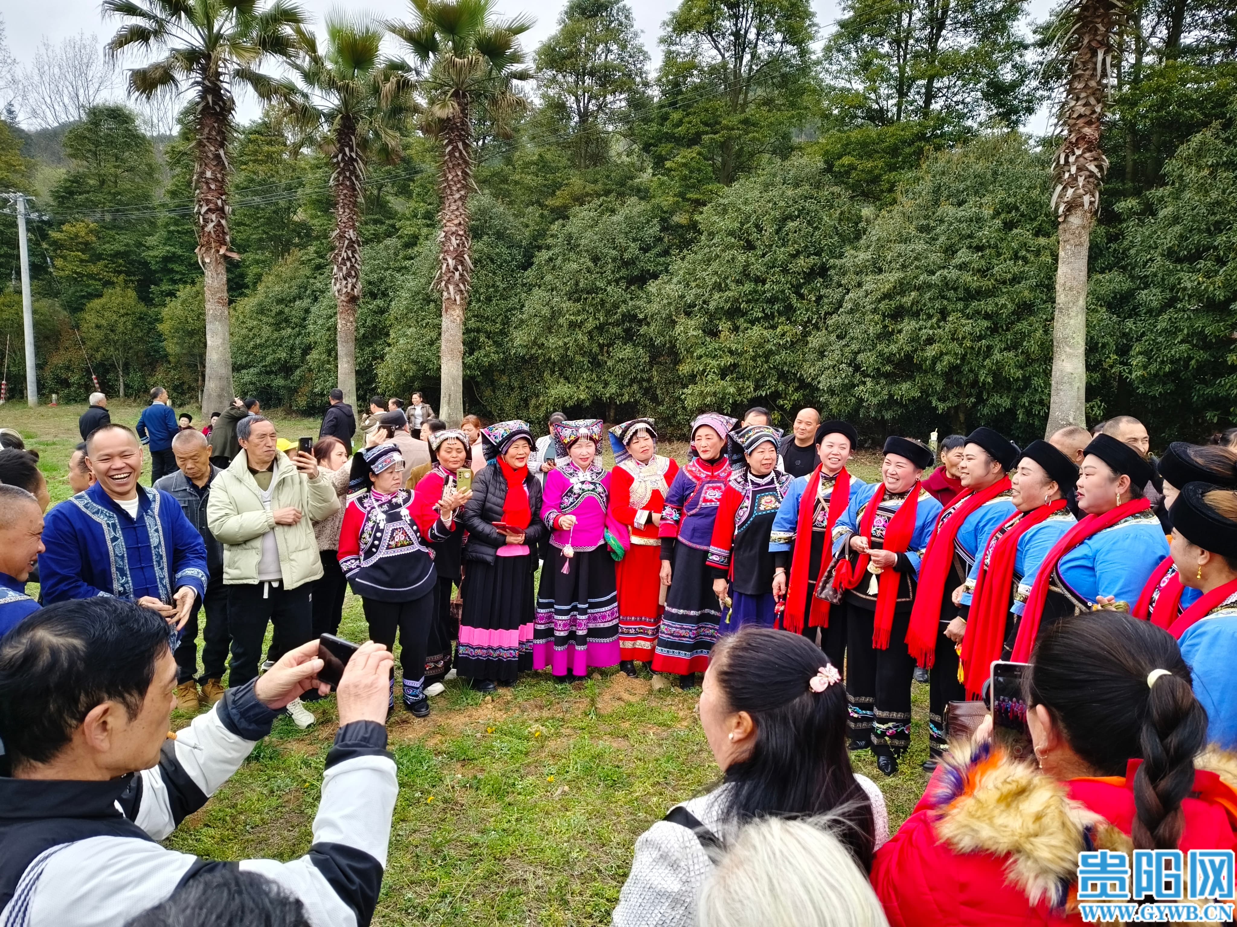 2025年3月31日,2025贵阳·乌当·新堡“三月三”民族文化节暨“刺梨花”歌赛在乌当区新堡布依族乡王岗村举行。当地布依族群众正在欢快对歌。黎荣 摄 (1) 2025年3月31日,2025贵阳·乌当·新堡“三月三”民族文化节暨“刺梨花”歌赛在乌当区新堡布依族乡王岗村举行。当地布依族群众正在欢快对歌。黎荣 摄 (1)
