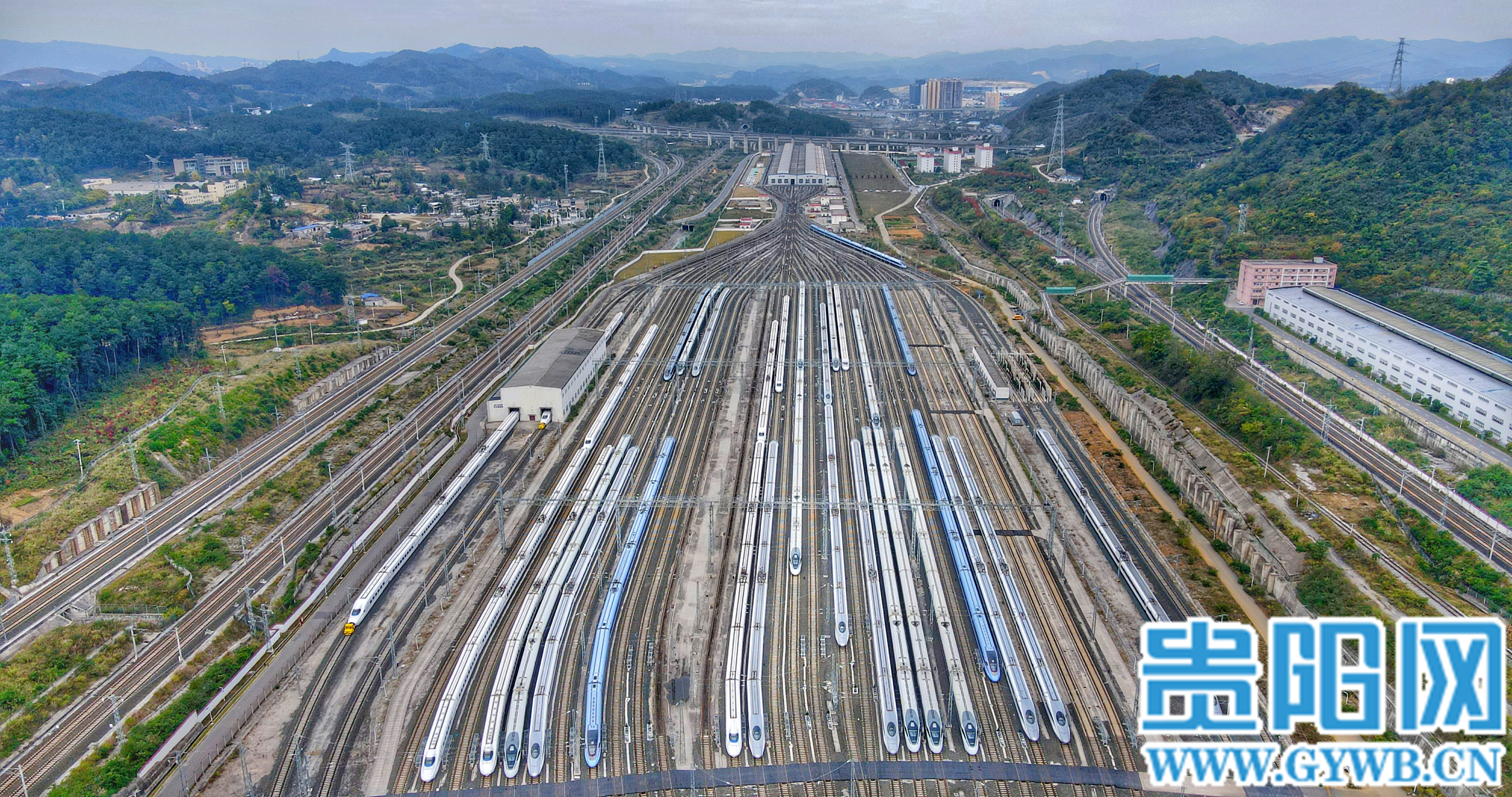 1.贵阳北动车所存车线上,各型号动车组整装待发,为新图顺利实施提供坚实支撑