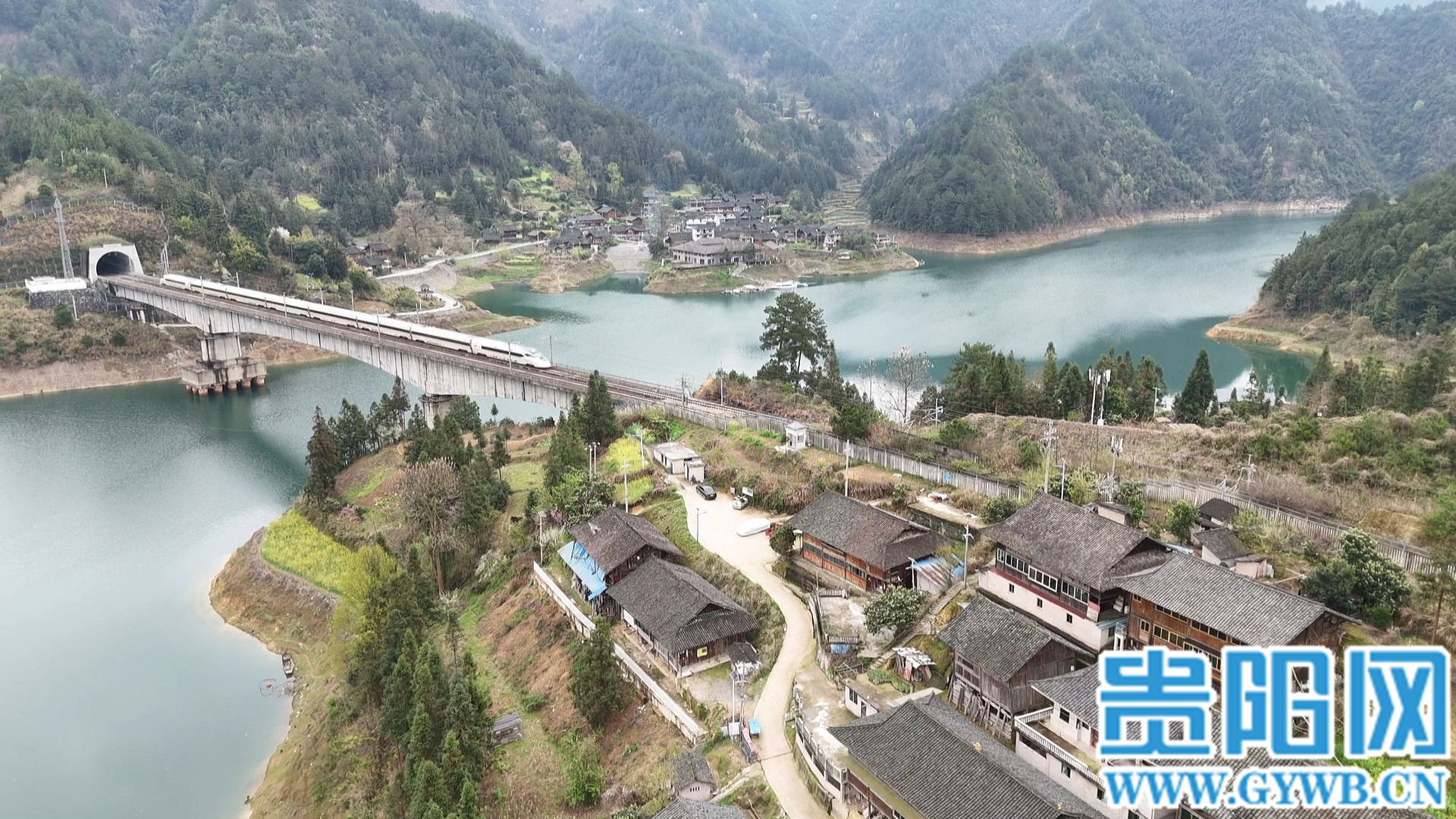 2.高铁列车跨越沪昆高铁贵州黔东南州台江县排生苗寨(高铁下的河流为巴拉河)