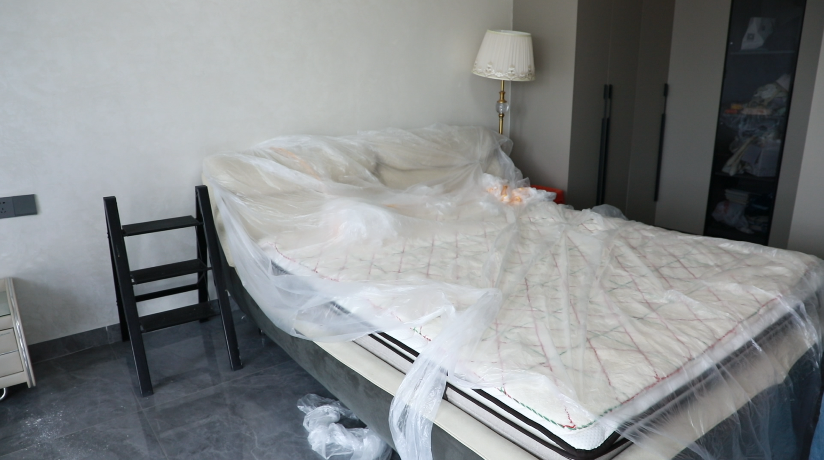 旭辉上观江山小区周先生先生家因为渗水问题而无法使用的卧室