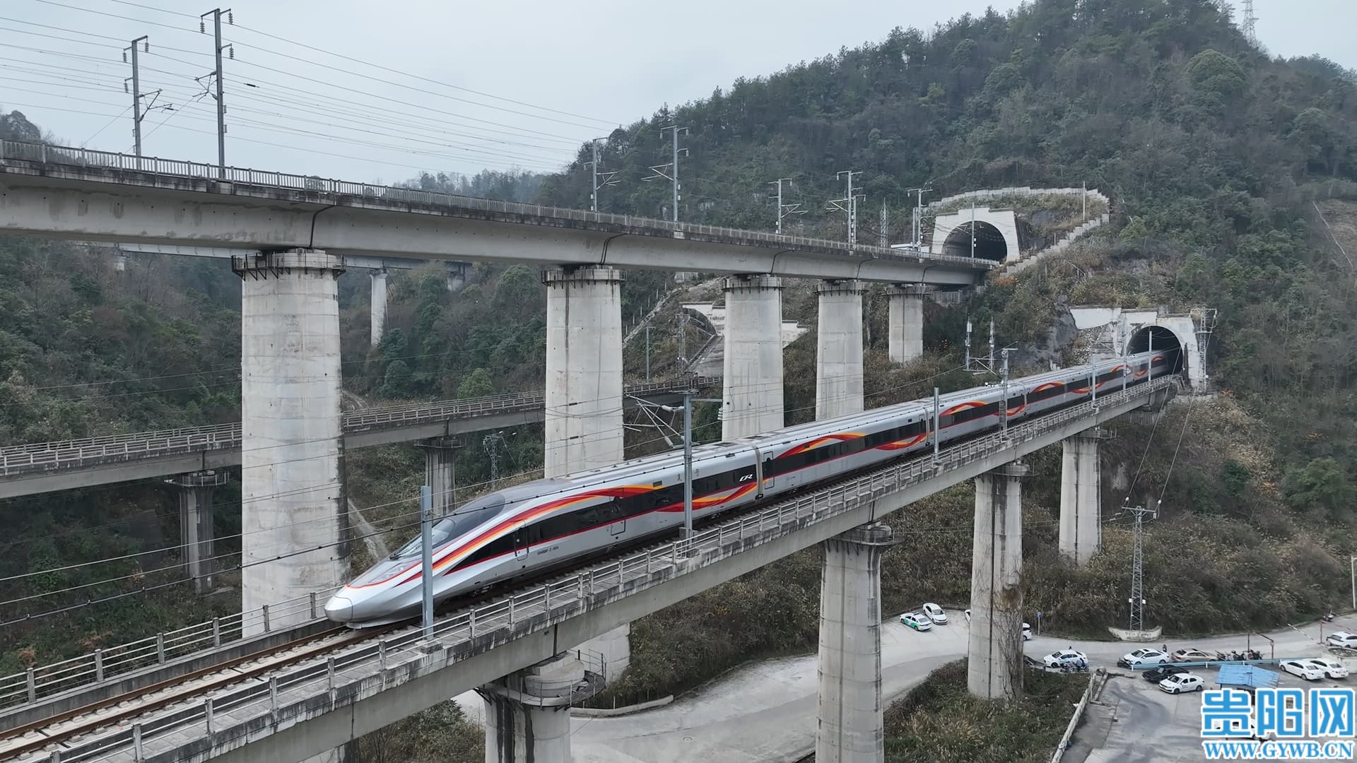 2.新一代和谐号CRH3A-A城际智能动车组运行在贵阳市域环城快铁上1 (1)