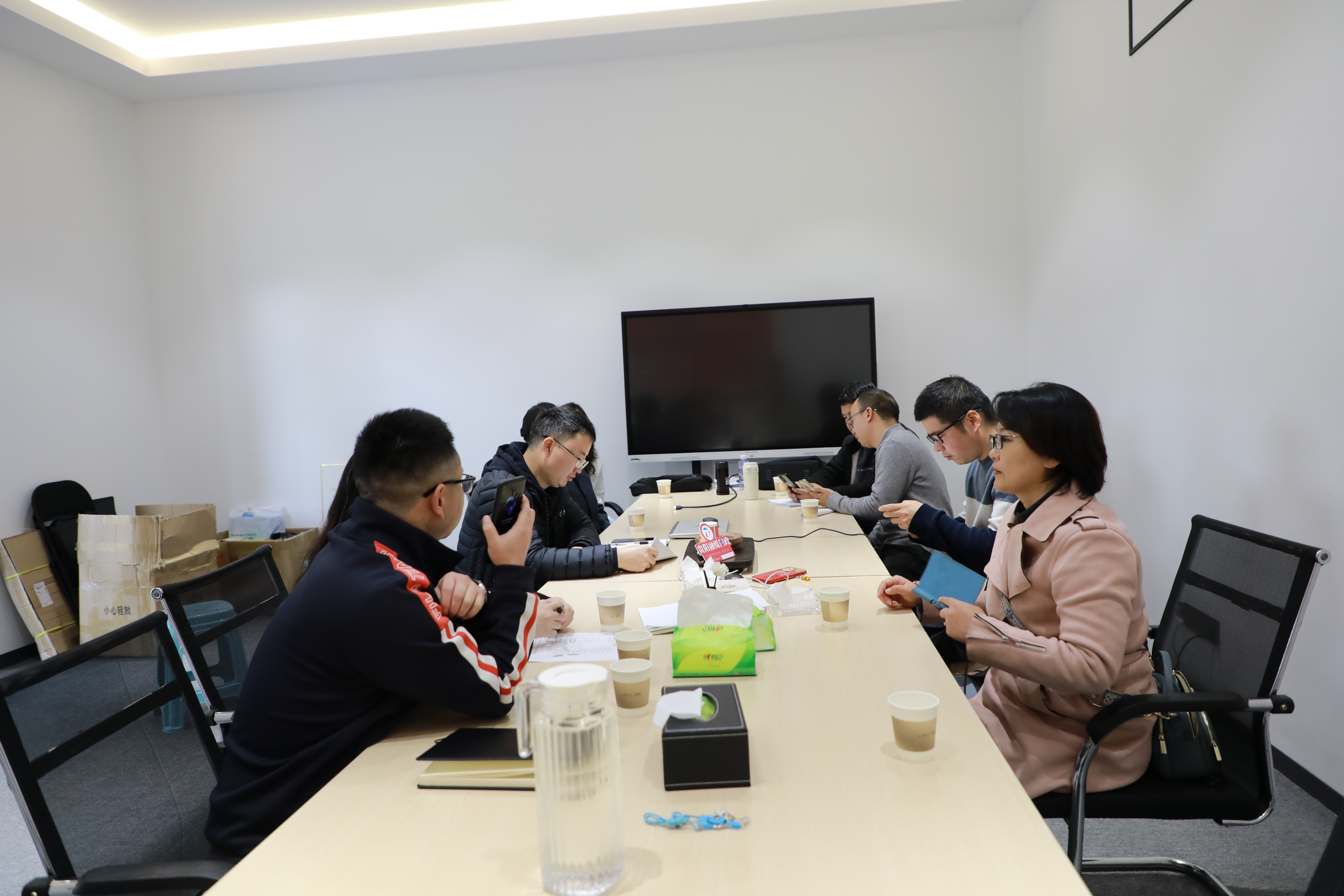 多家部门现场办公,协商解决旭辉上观江山小区顶楼住户房屋渗水问题