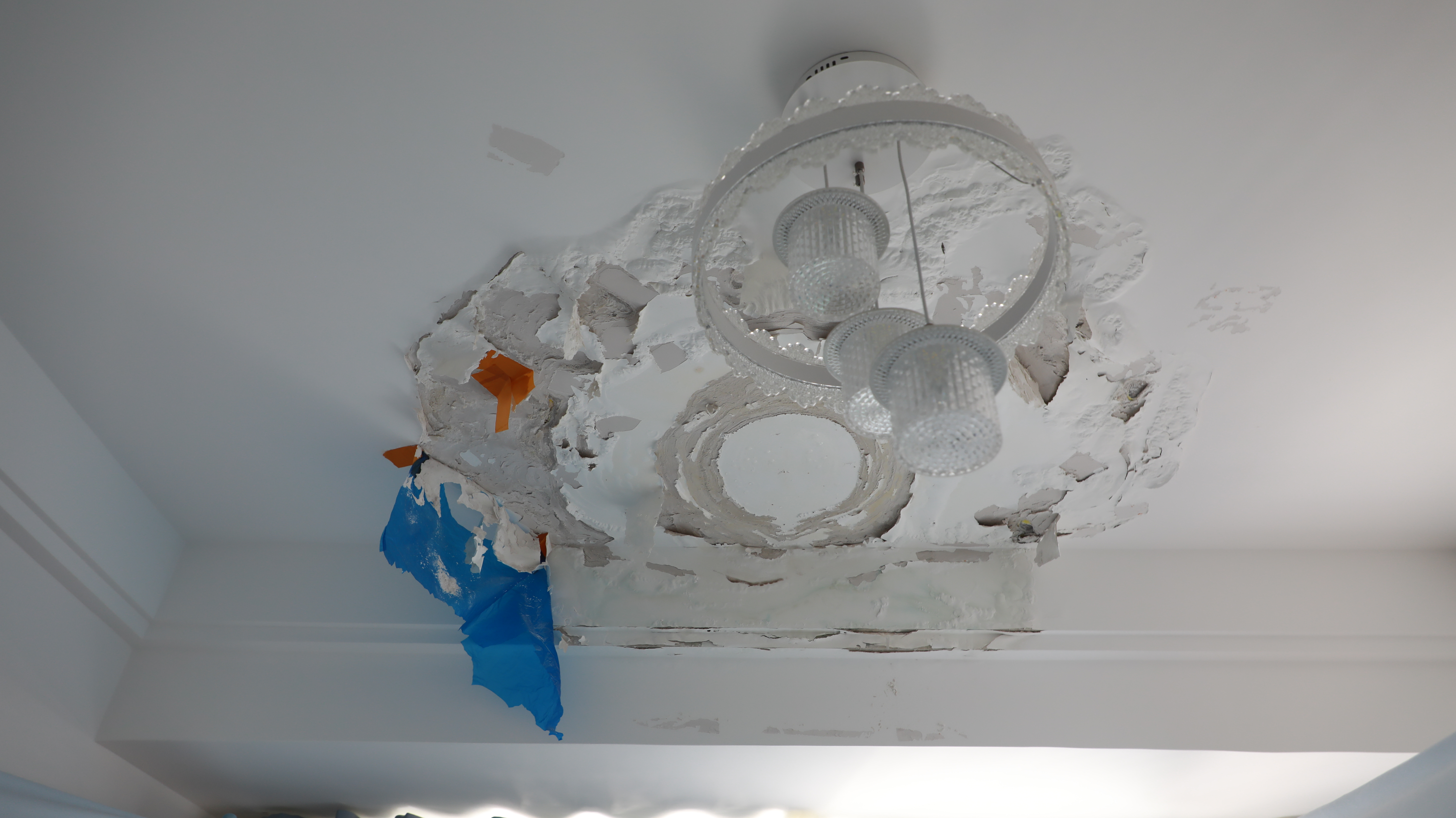 旭辉上观江山小区顶楼业主房屋渗水严重