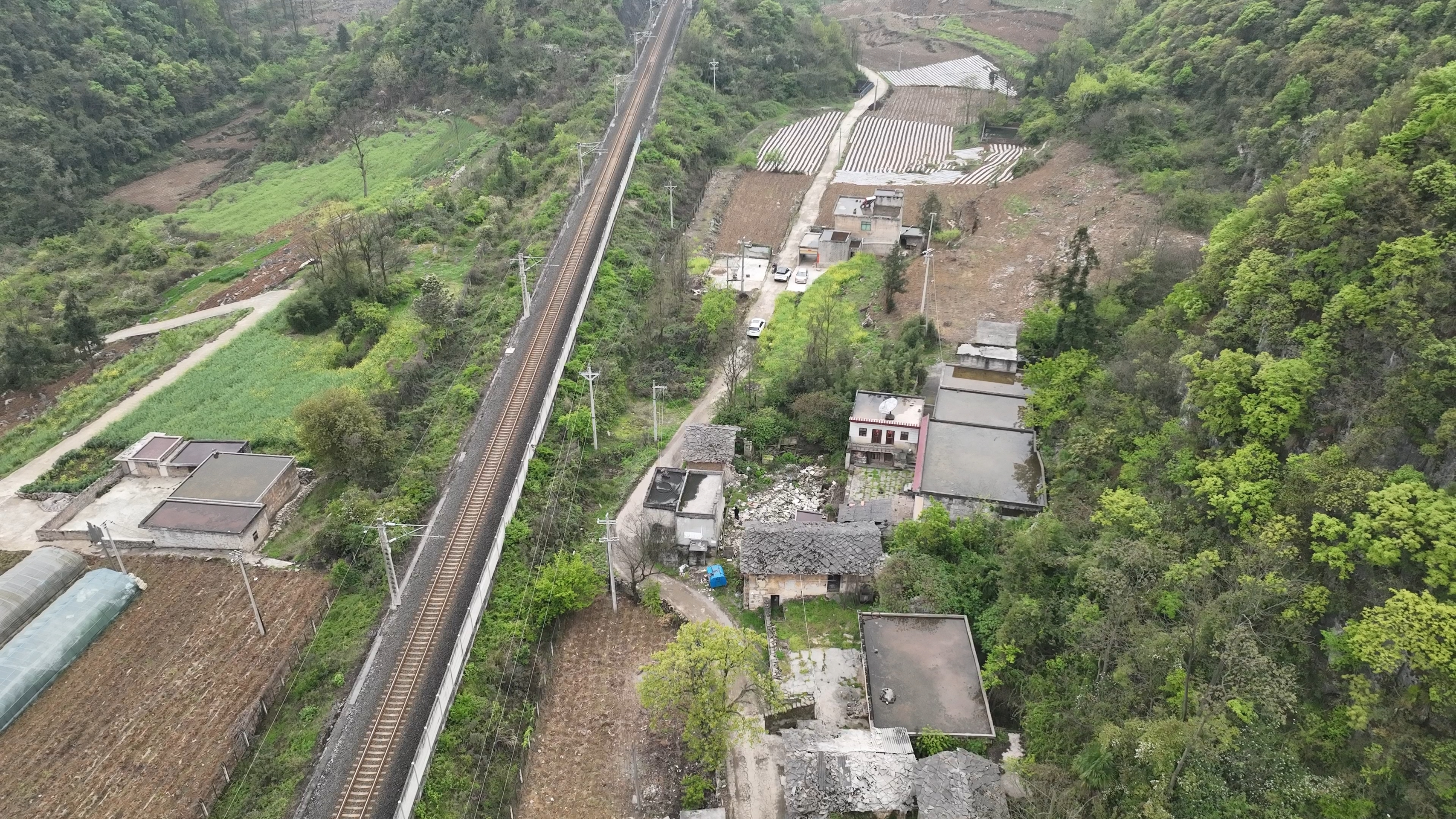 锁冲至羊坝村的村公路