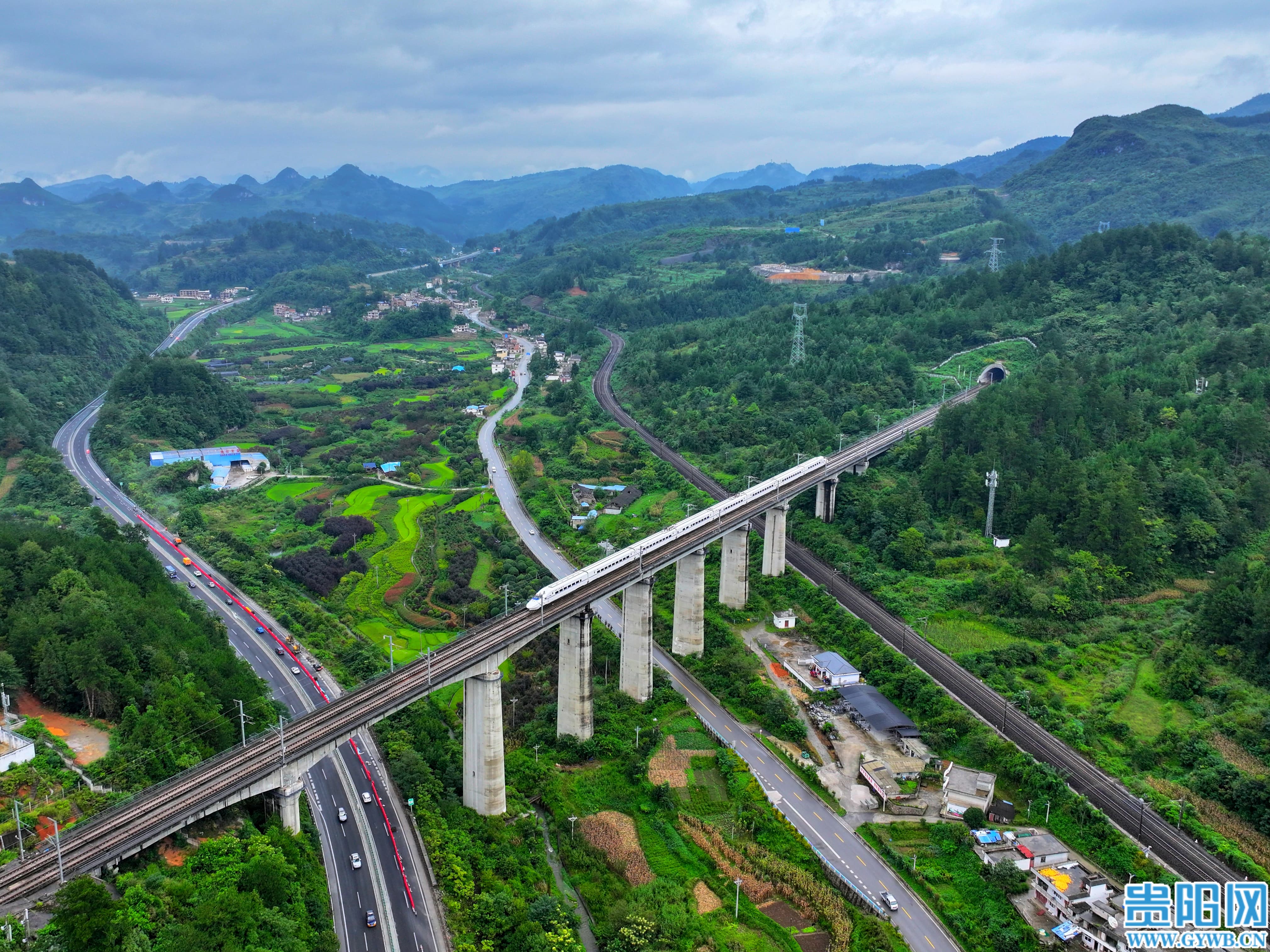 1.动车组飞驰在贵广高铁龙里北至都匀东区间 (1)