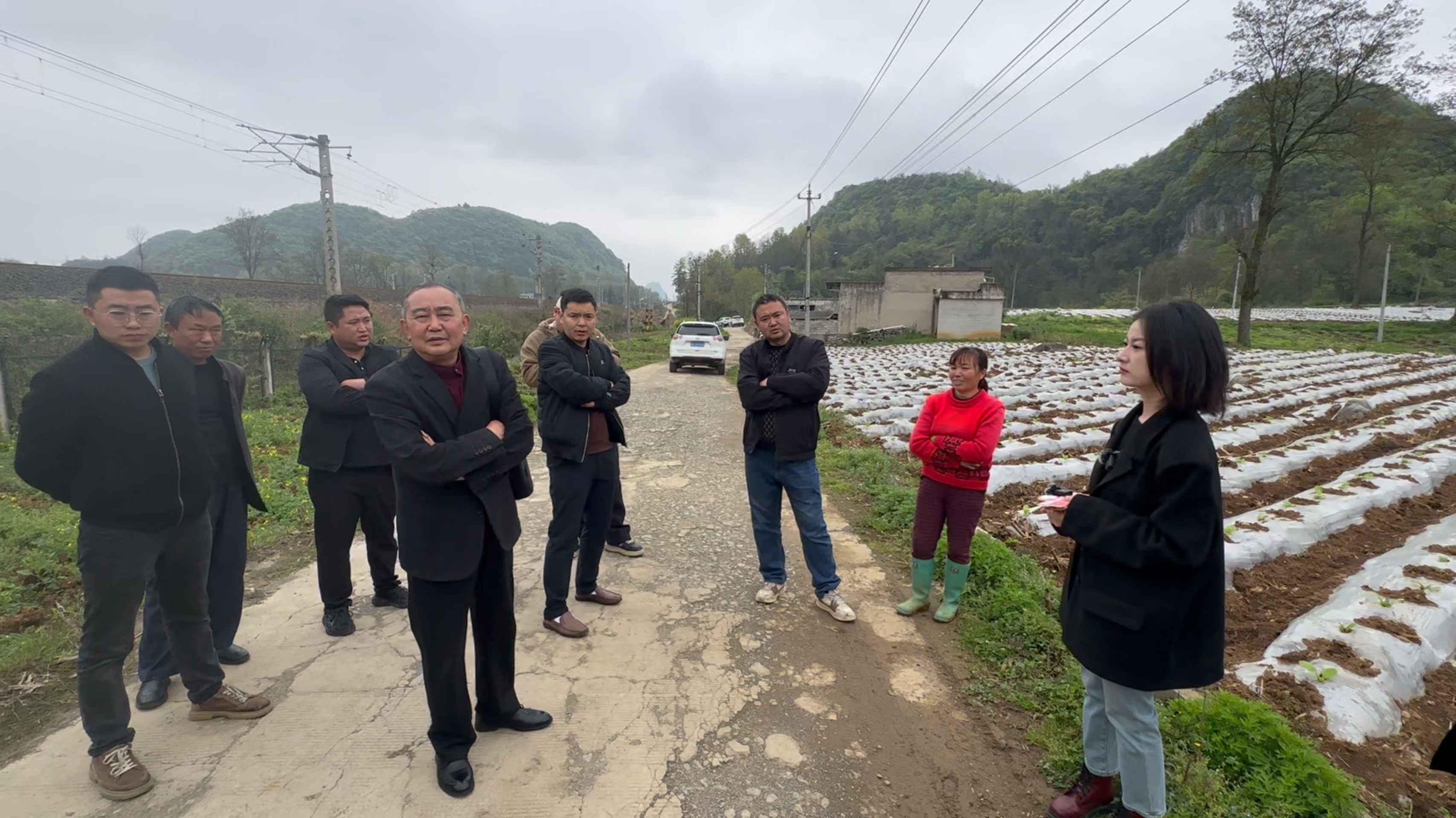 相关部门与羊坝村5个组的村民代表在现场商议方案