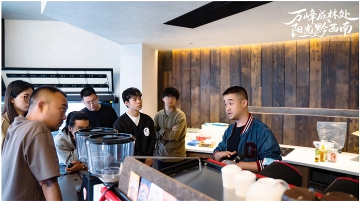 雷鸣在黔西南万峰林开展咖啡师培训。（图 受访者供图）.jpg