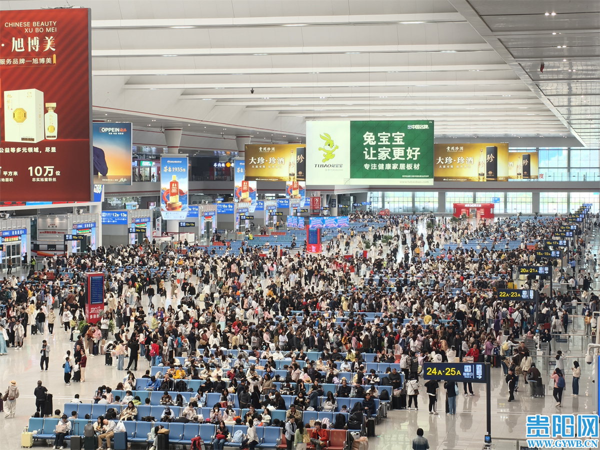 1.贵阳北站候车大厅 出行旅客依然密集