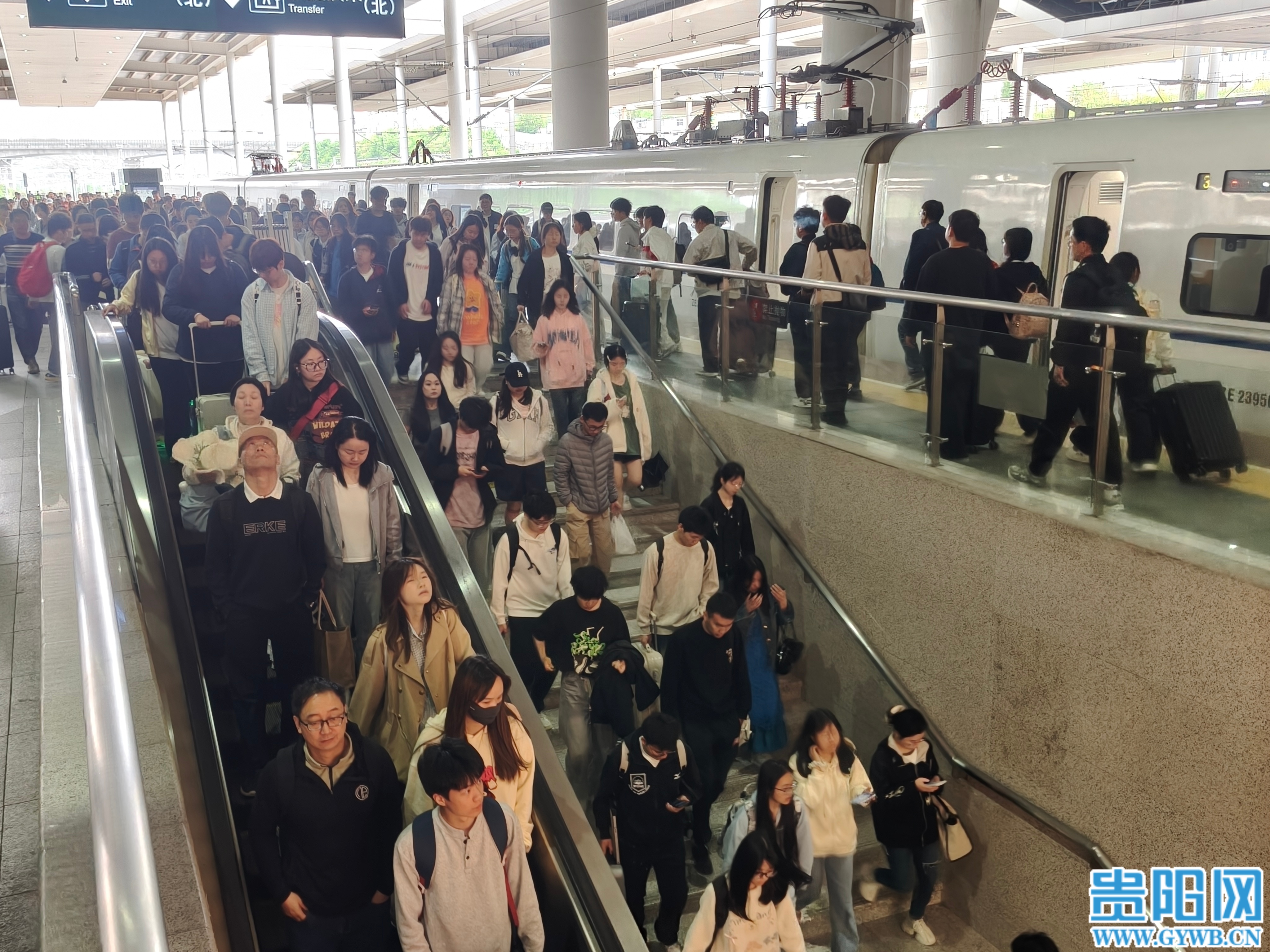3.大批抵达贵阳北站的省内外旅客从站台走下阶梯，前往出站口.jpg