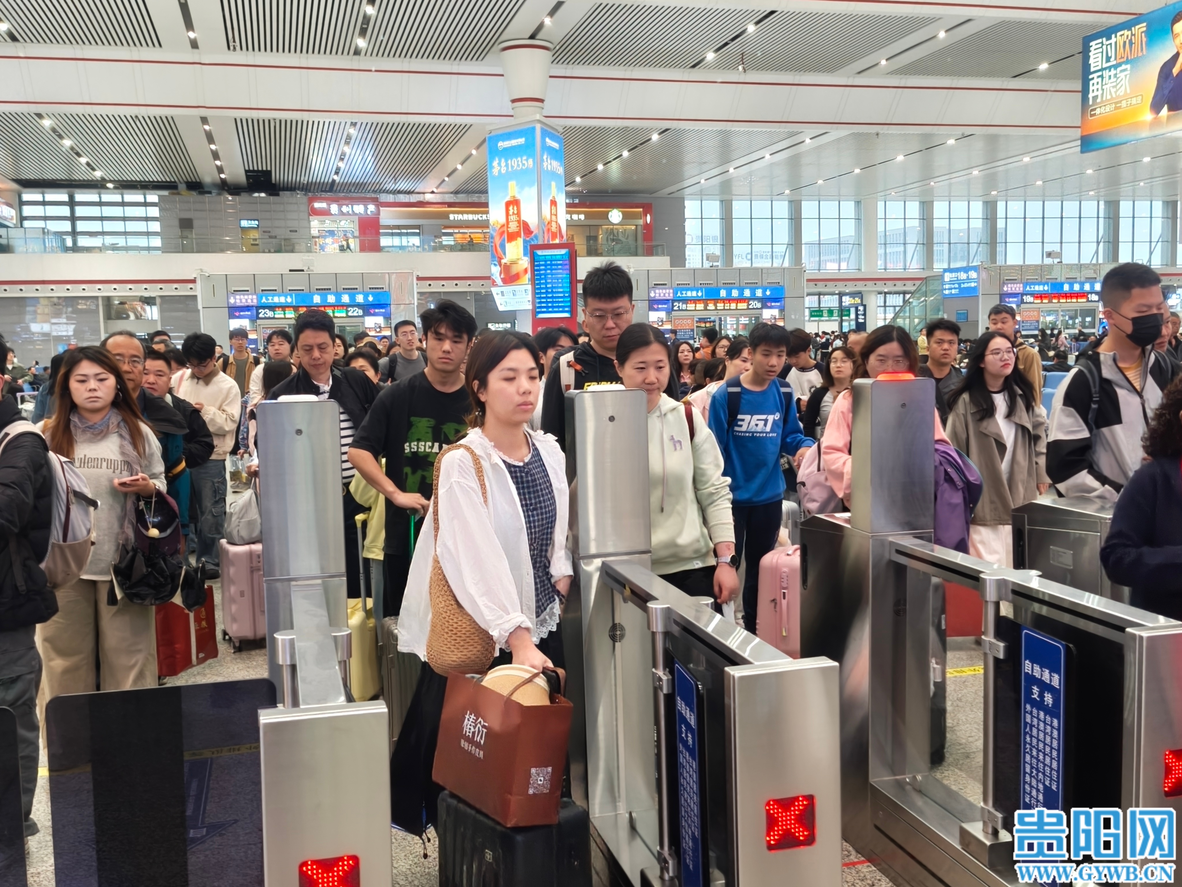 2.贵阳北站候车大厅，旅客正排队检票.jpg