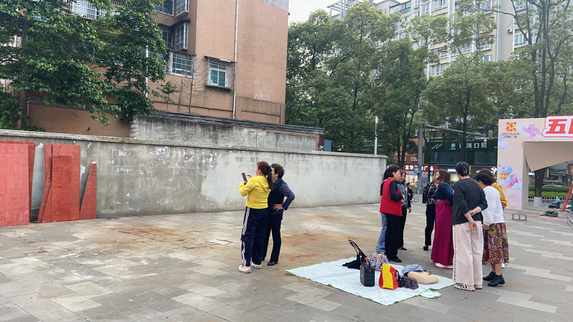 花溪区黄河路中段正熙广场钢架棚已经拆除