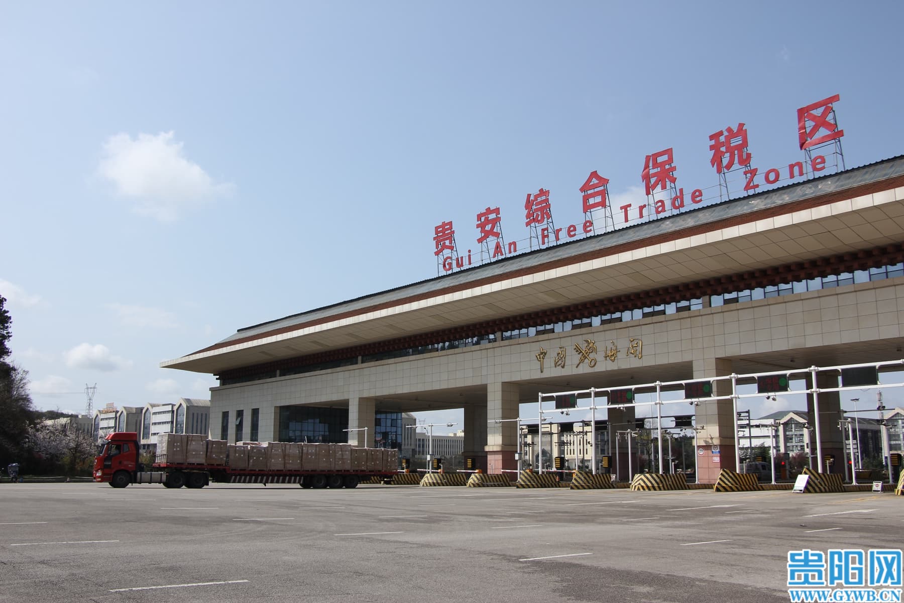 3月10日,一批货物从贵安综保区海关卡口出关 (1)