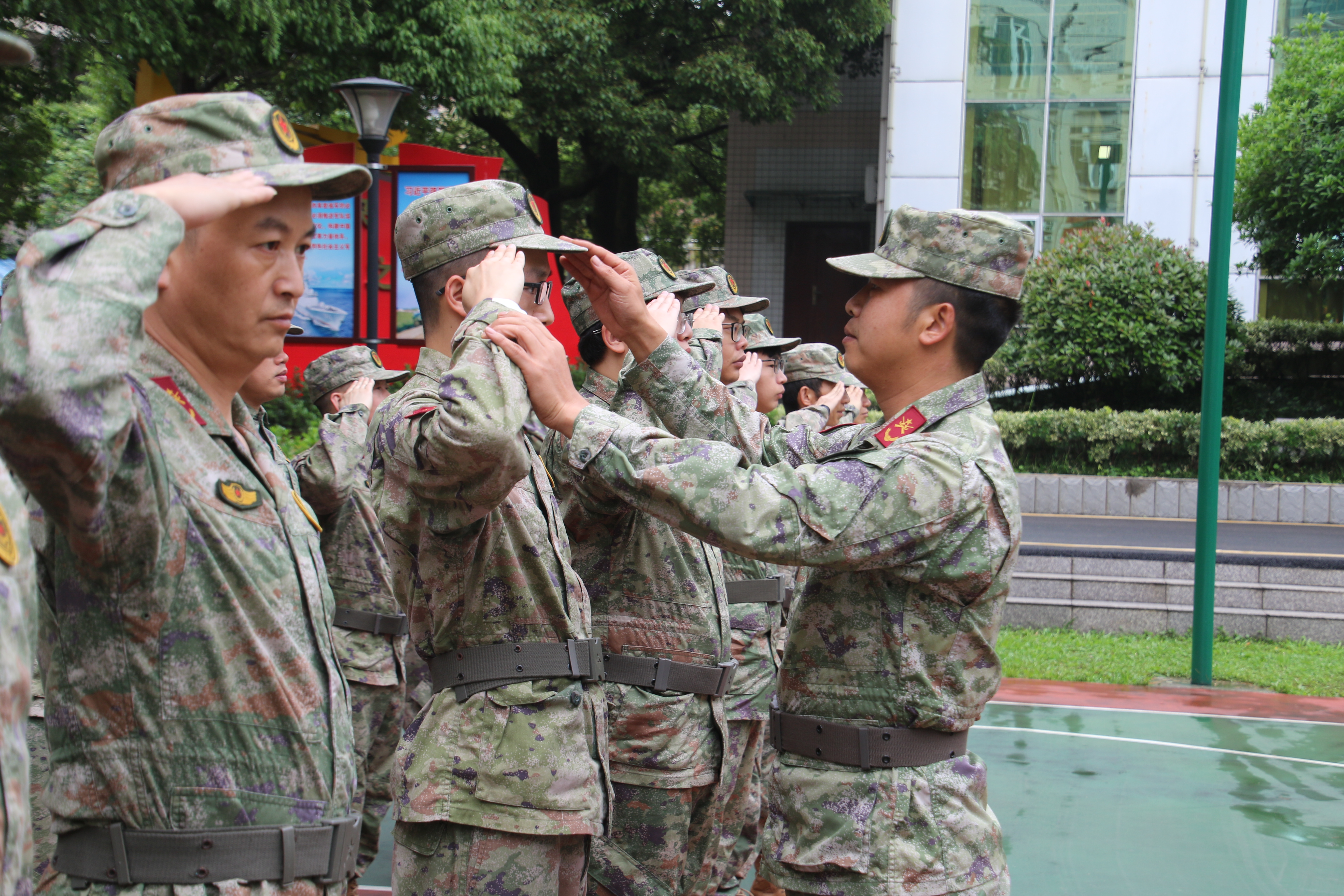 参训基干民兵检查着装仪容。