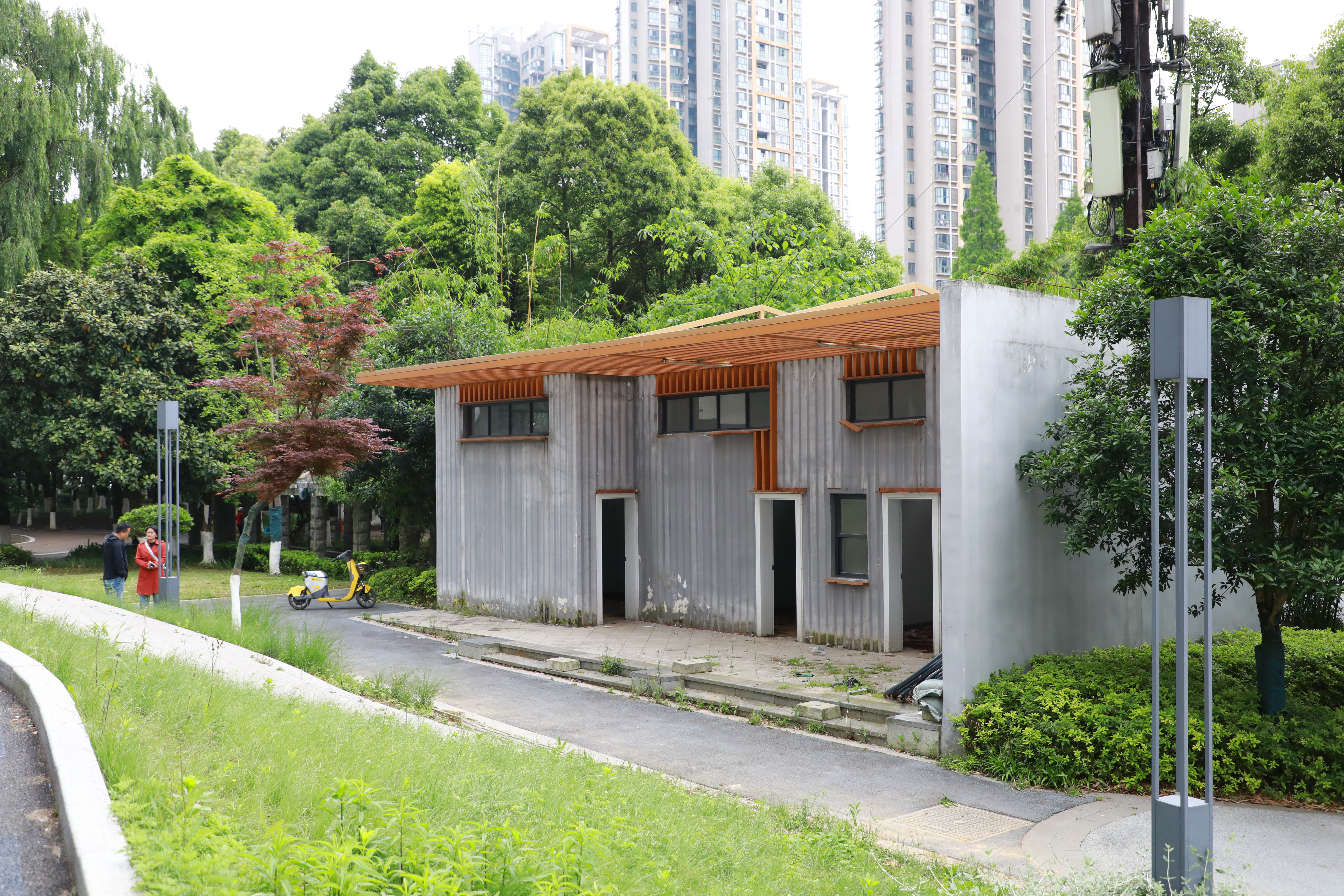 观山湖区榕树巷公园内,脏污不堪的公厕