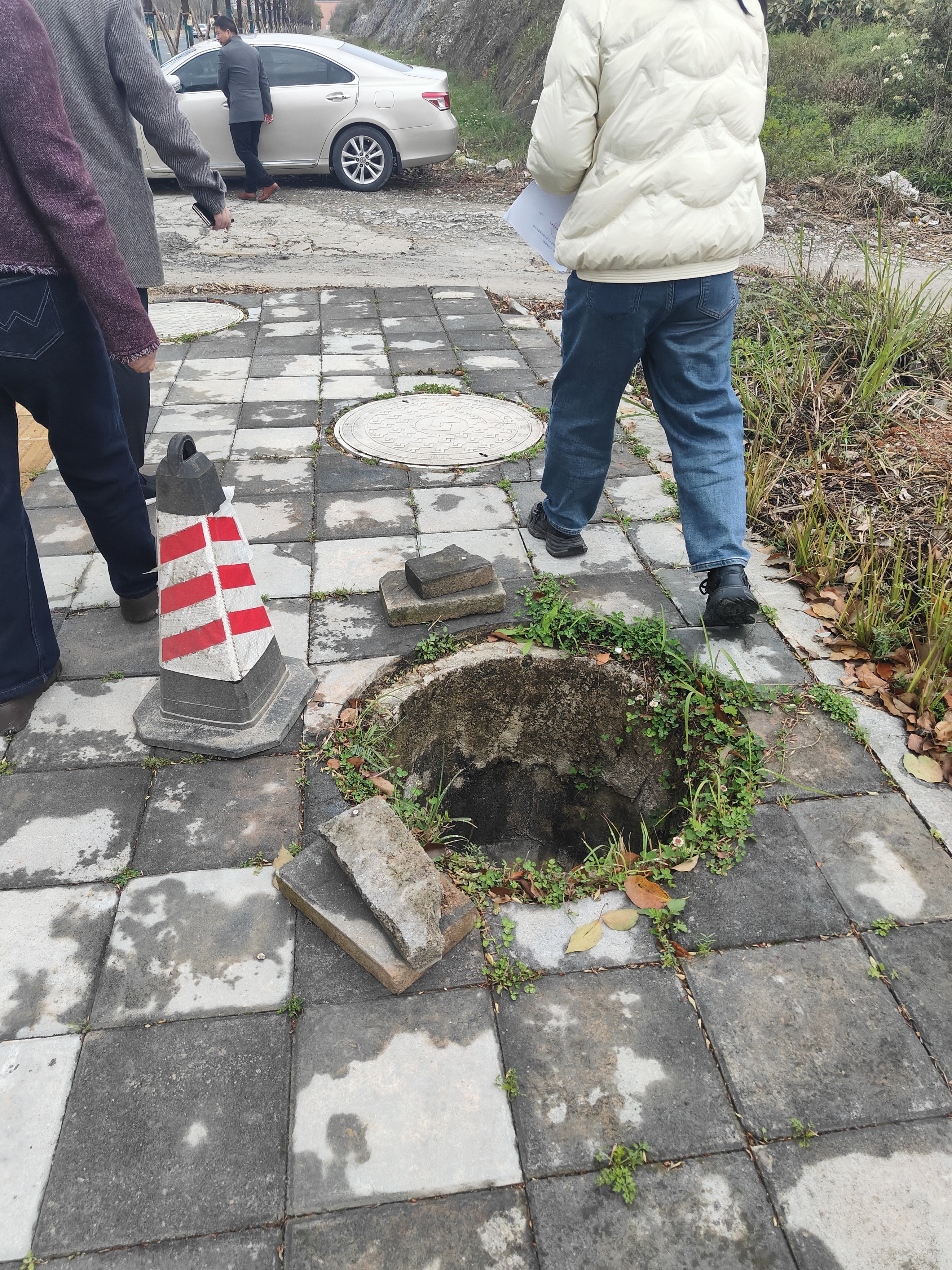 贵州双龙航空港经济区龙水路人行道有20多个井盖损坏或缺失(市民供图)