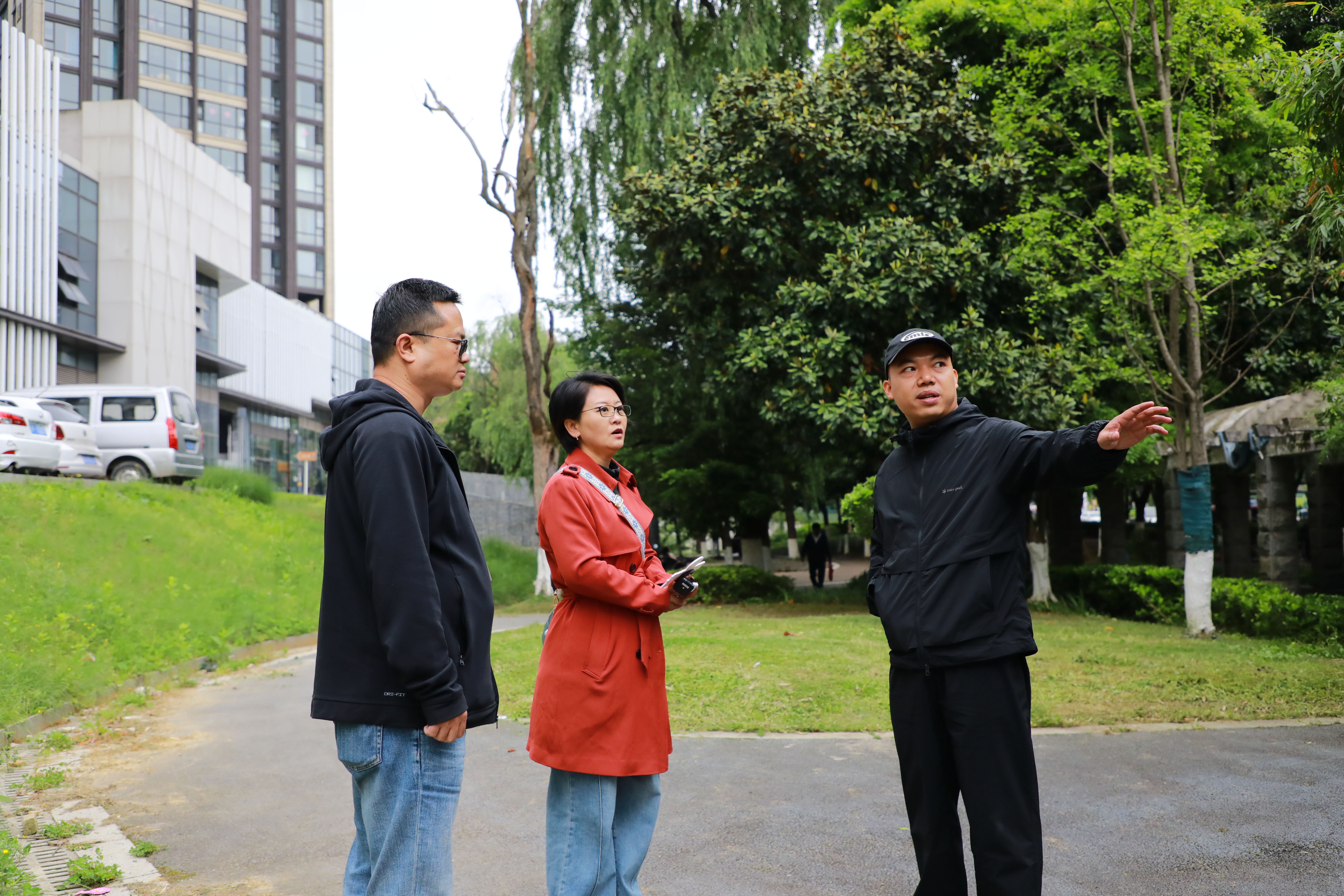 贵阳中铁置业有限公司项目管理部部长欧阳俊(右一)向工作组及观山湖区环境卫生管理所设施设备科科长吴刚(左一)介绍情况