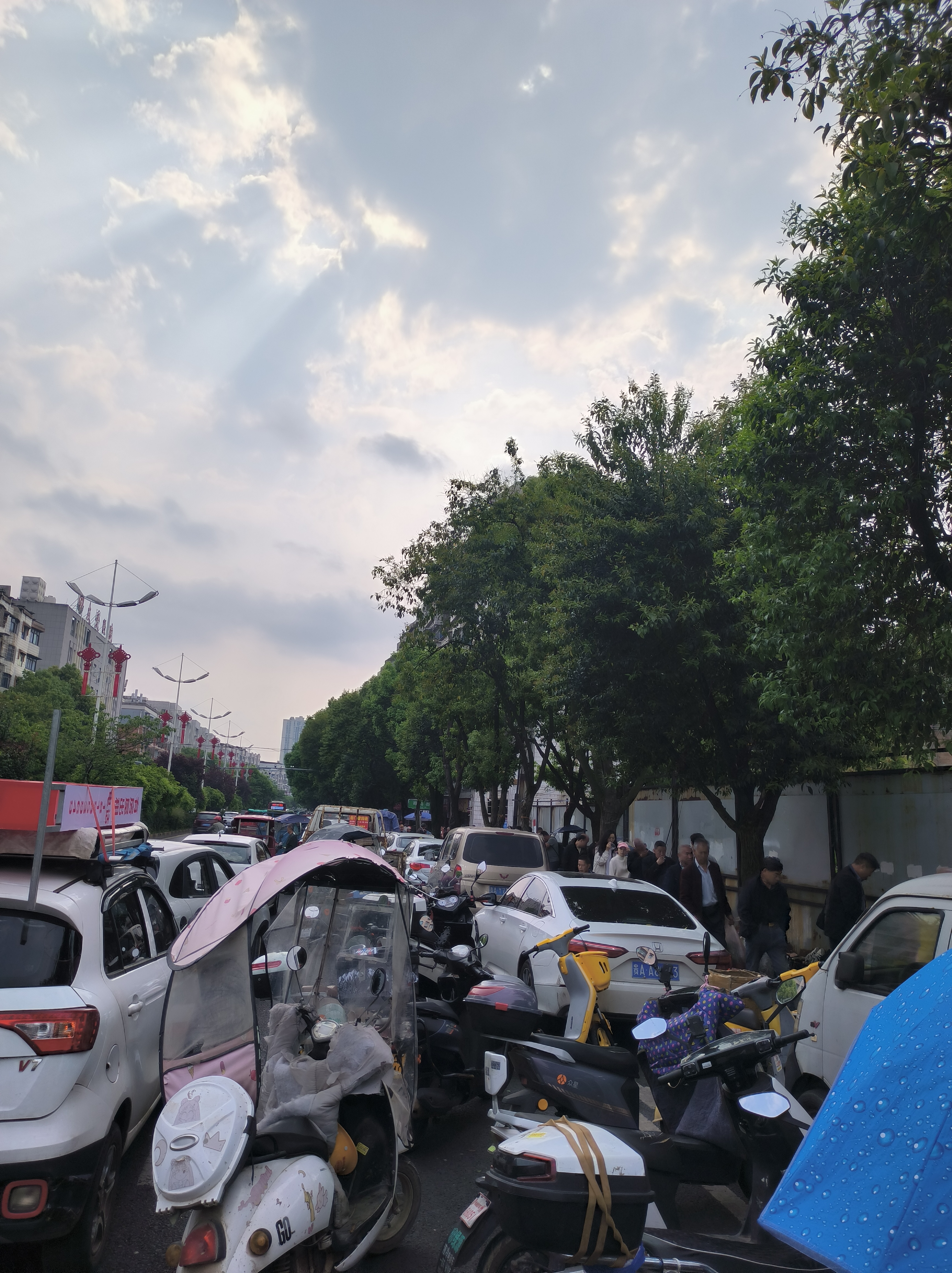 白云区同心路鸡场街周边路段,每逢周日赶集便出现严重交通拥堵(市民供图)