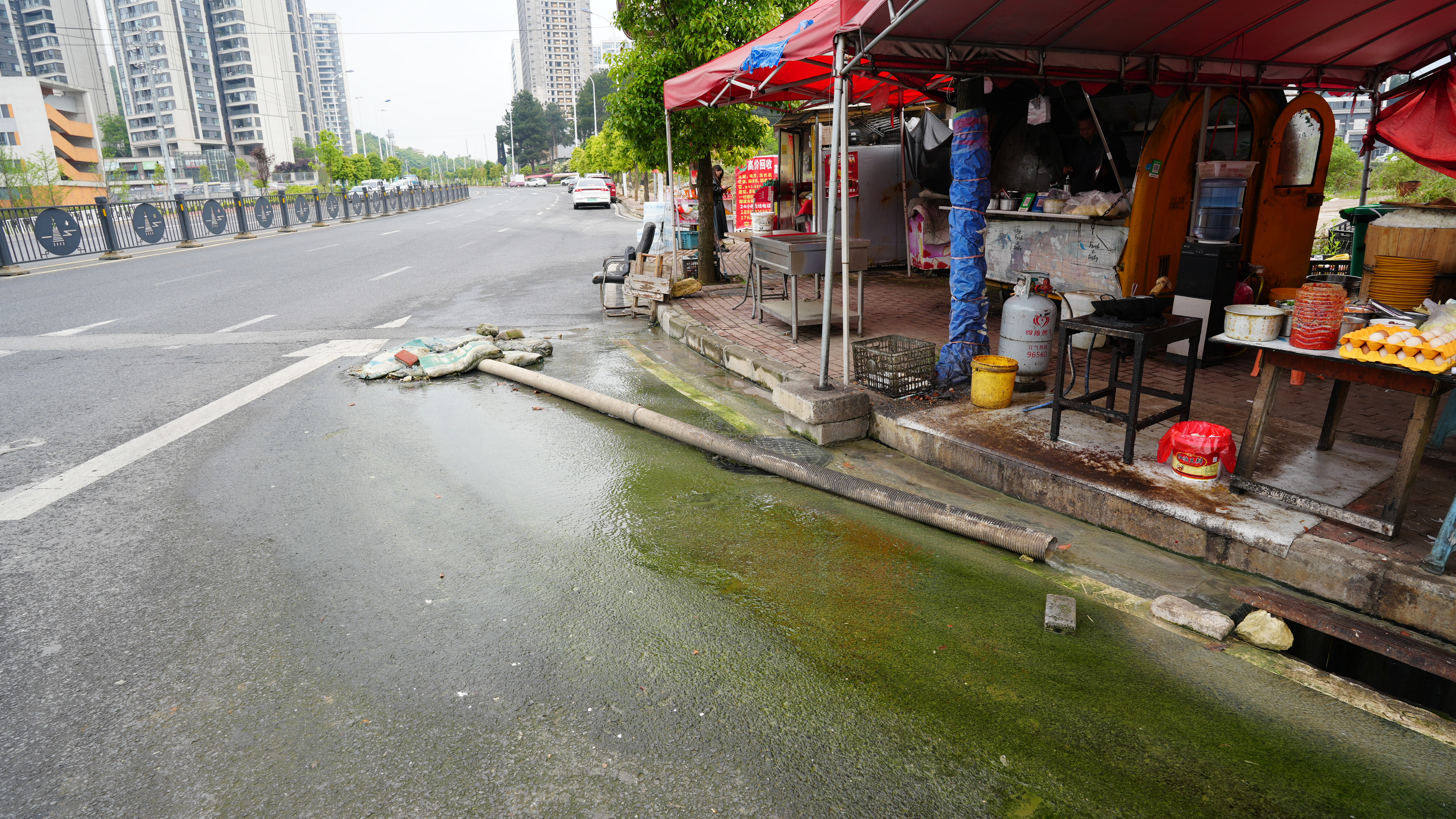 黑石头二号路污水外溢现场