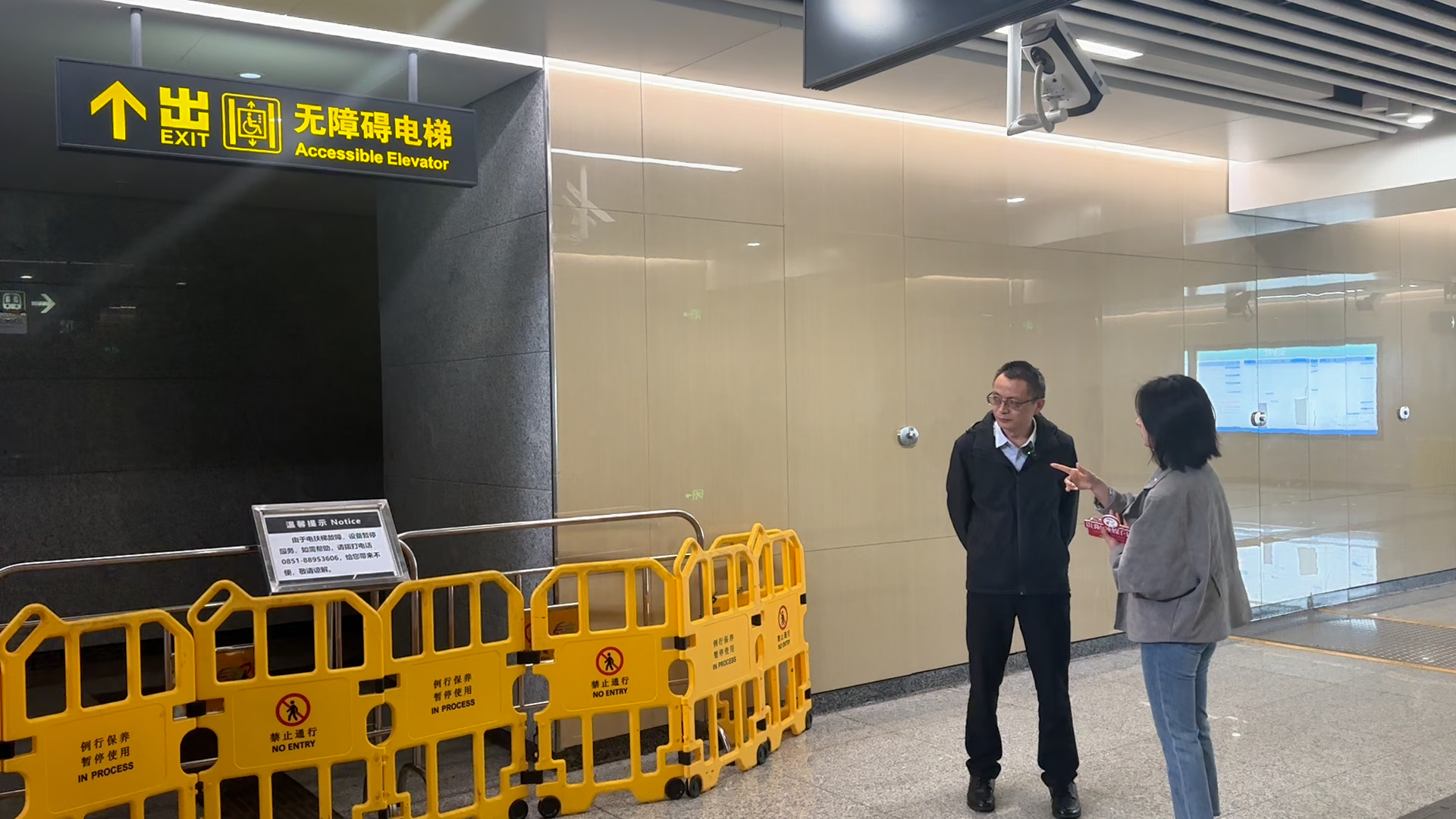 贵阳轨道交通3号线建设运营有限公司相关工作人员(左一)介绍情况