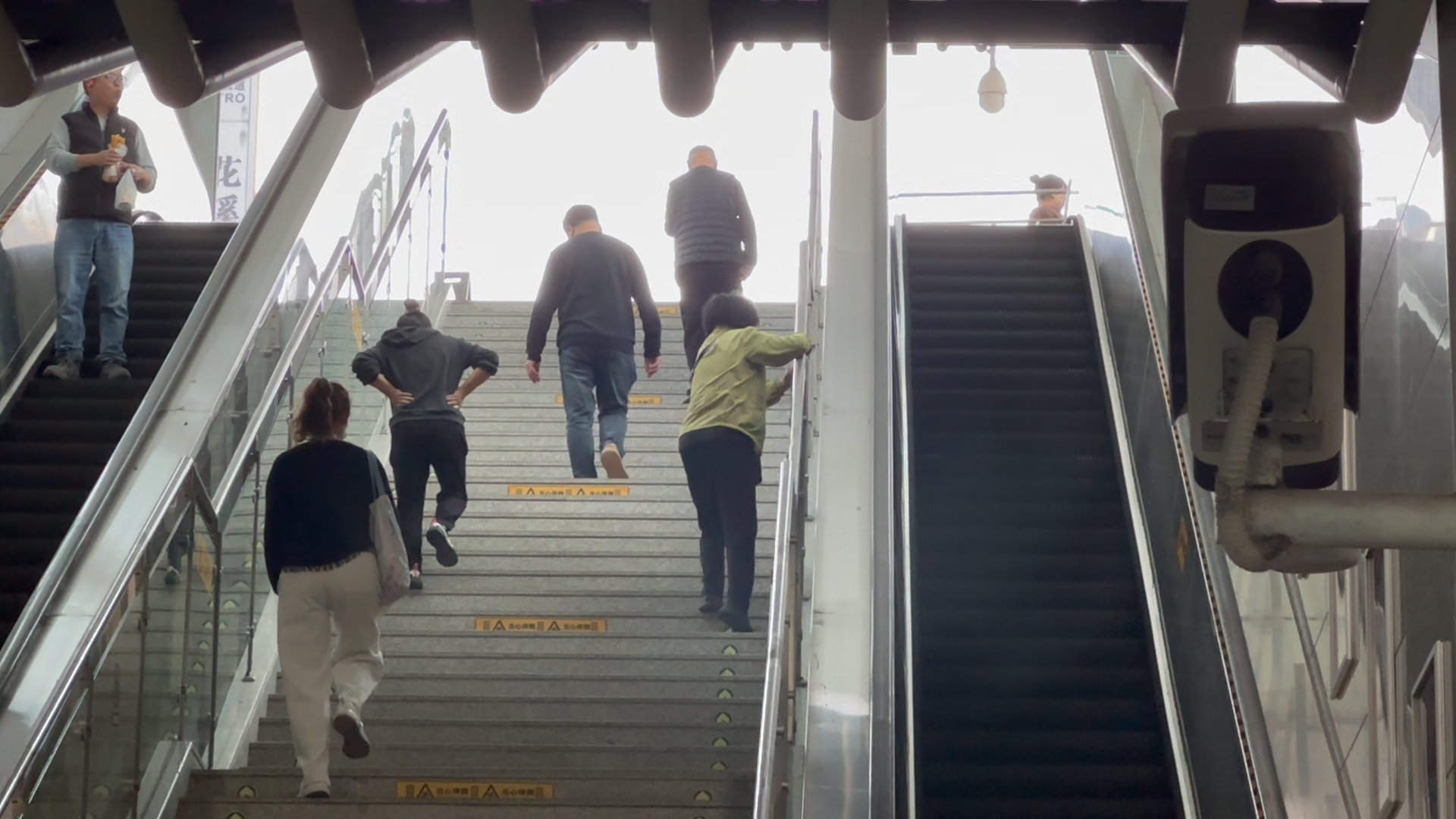 无障碍电梯故障停运,上行扶梯正值雨天检修,市民只能爬楼梯通行