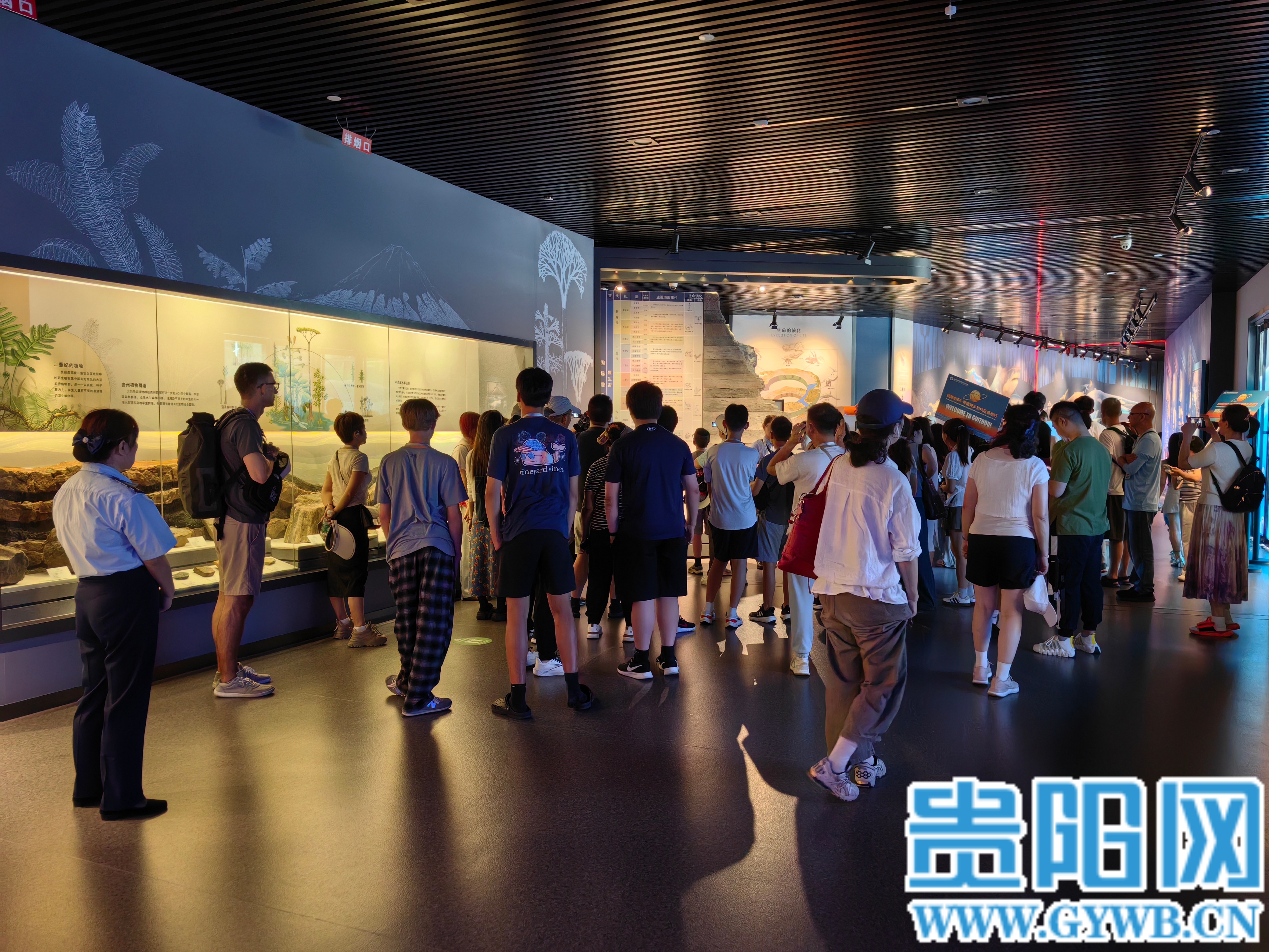 2贵州省地质博物馆研学团队认真听解说员讲解 (1)