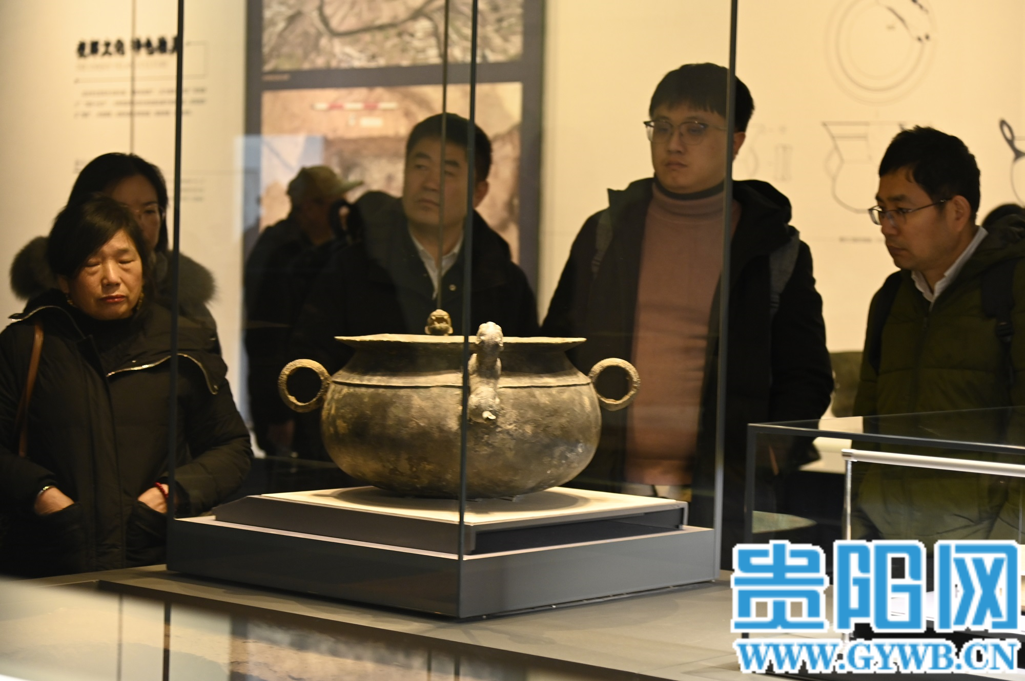 赫章可乐出土的立虎辫索纹耳铜釜 (1)