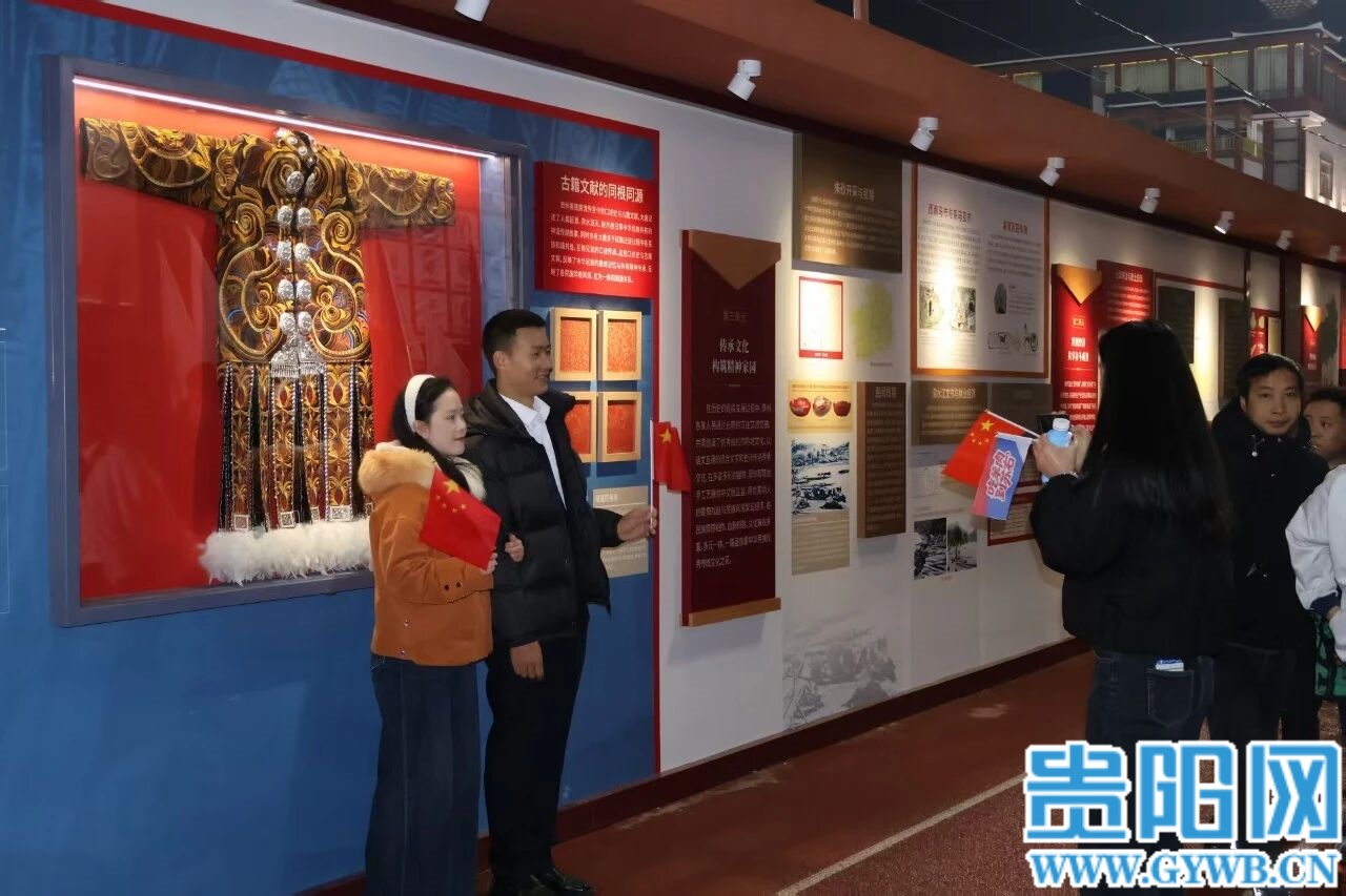 “铸牢中华民族共同体意识主题展巡展”绽放“村超”赛场 (1)