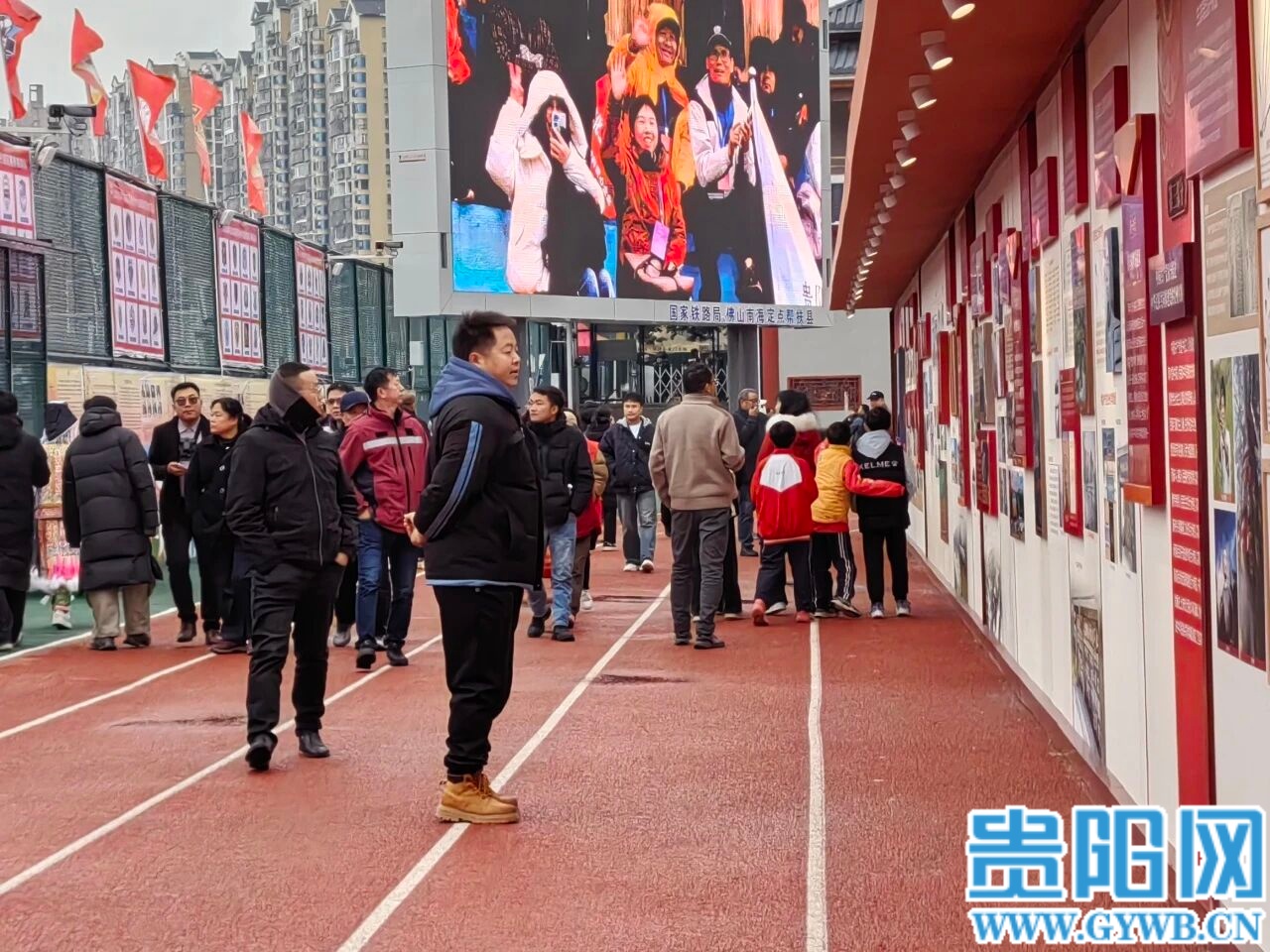 “铸牢中华民族共同体意识主题展榕江图片展”与2026年贵州村超开幕式共同拉开帷幕 (1)