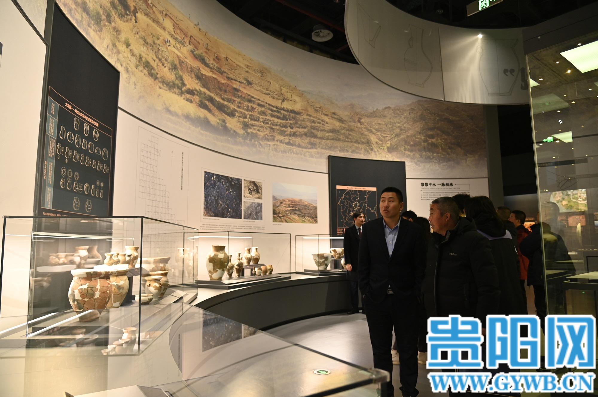 贵州省博物馆,观众看展 (1)