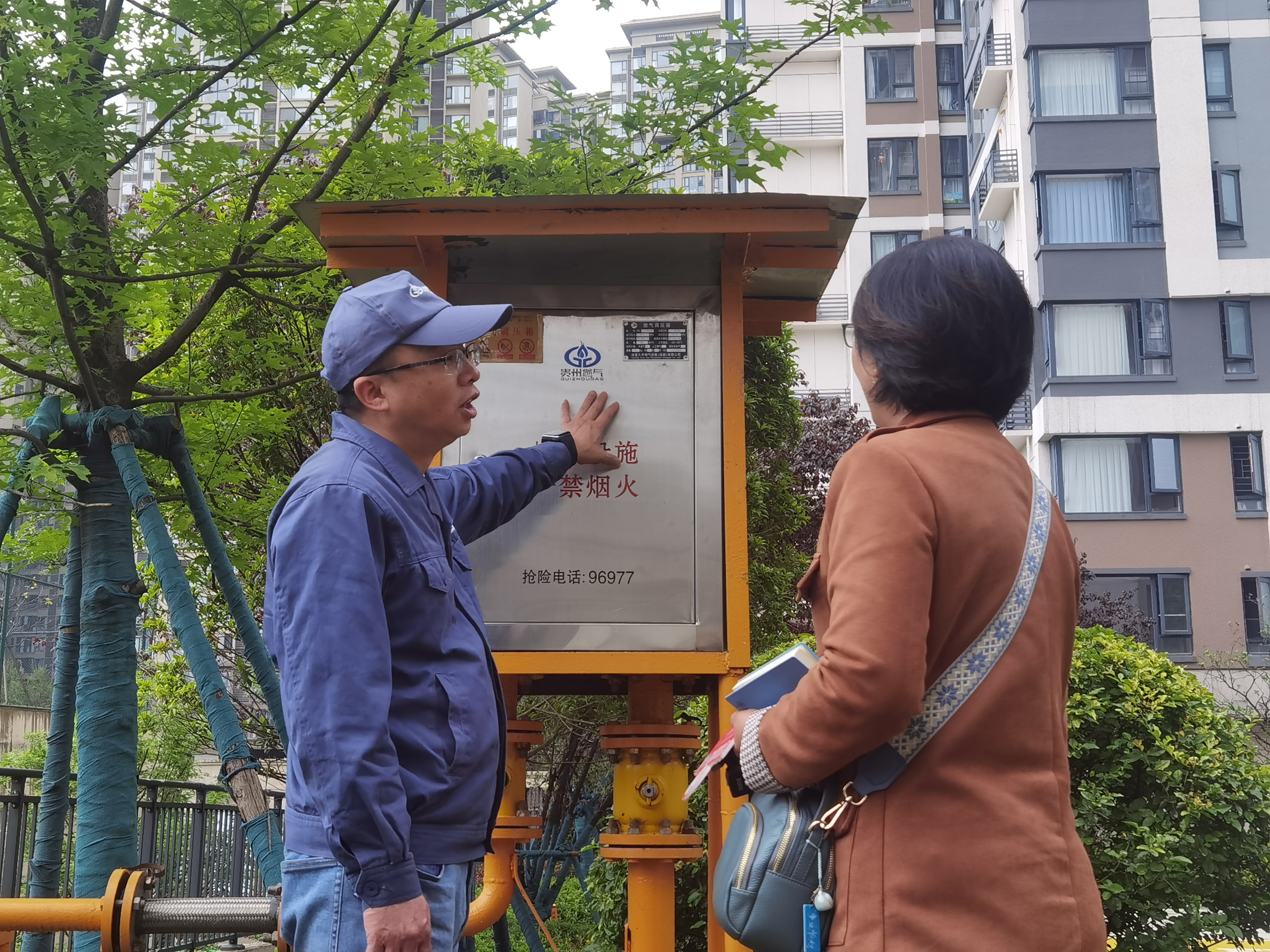 贵州燃气集团工程技术部项目经理汪龙(左)向工作组介绍情况