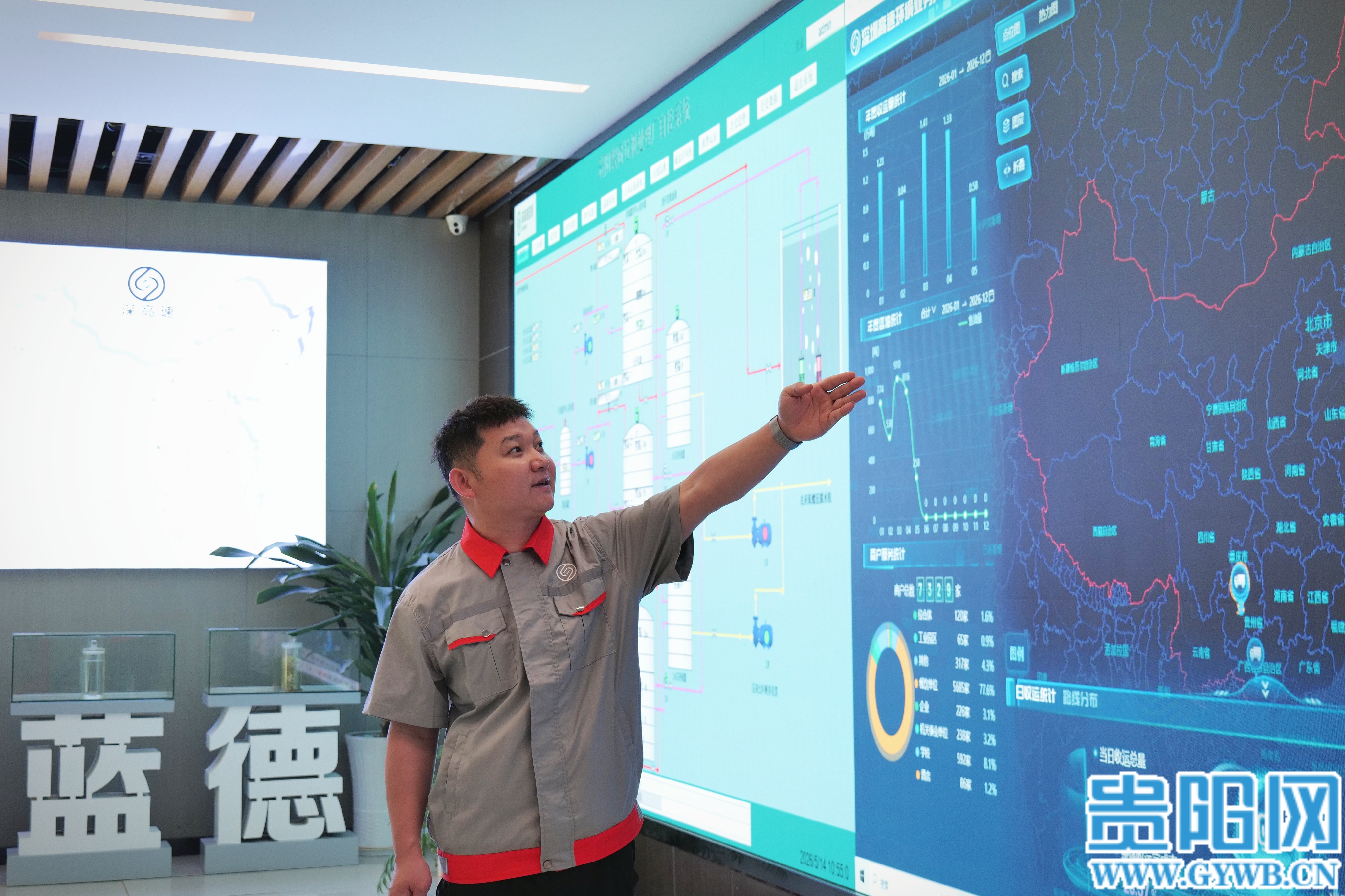 张得海向记者介绍餐厨垃圾收运流程 (1)
