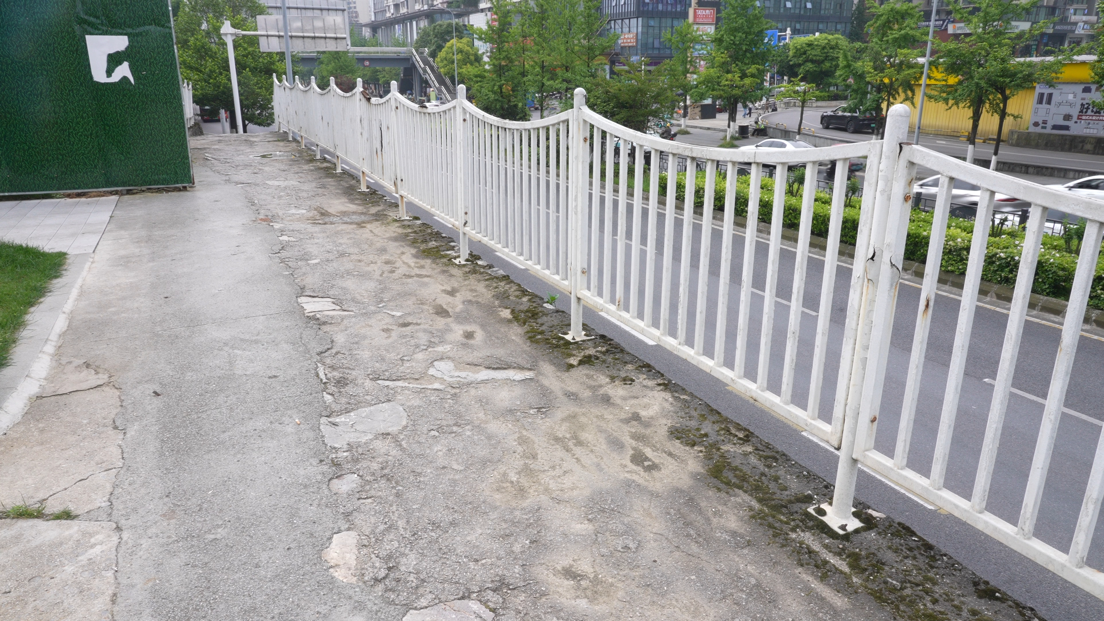 人行道地面凹凸不平,多处坑洼裸露