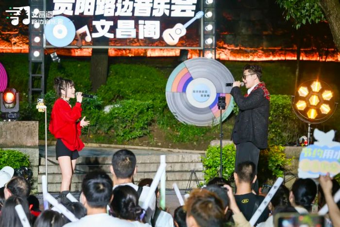 图集丨文昌阁路边音乐会解锁“音乐+公益”新玩法_前沿热点
