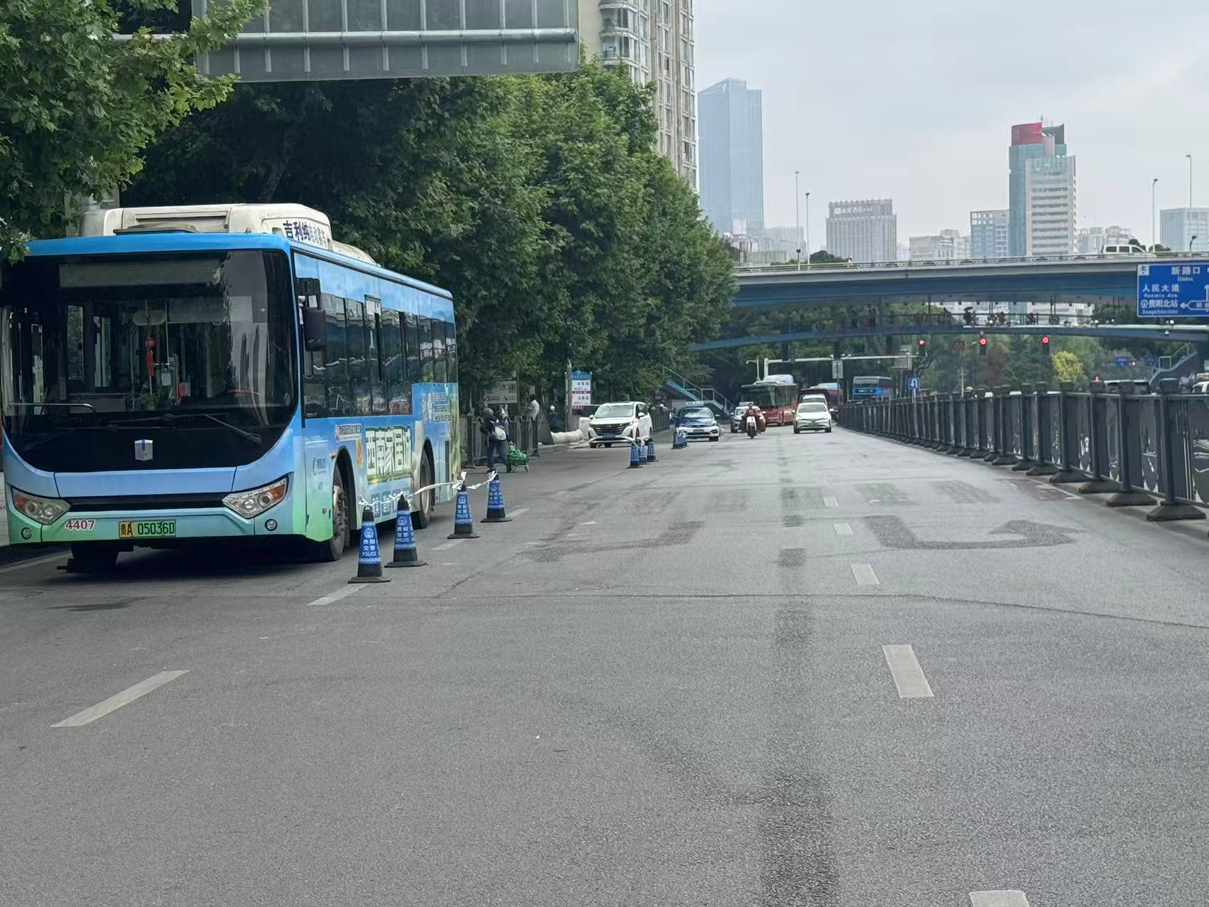 交警部门设置公交专用通行通道(部门供图)