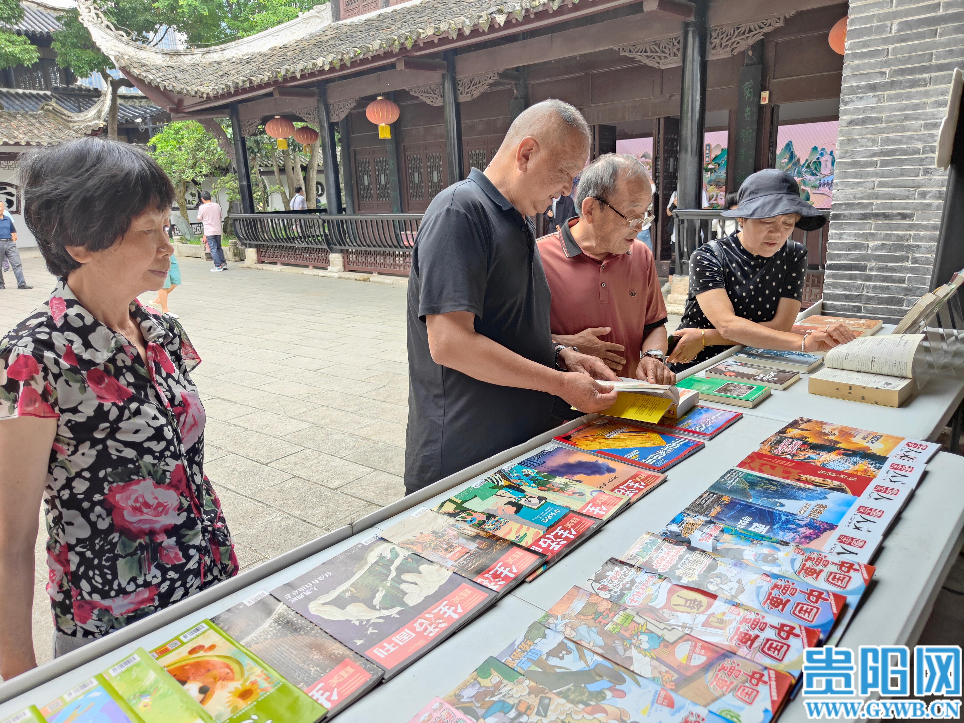 游客和市民在活动现场阅读绘本 (1)