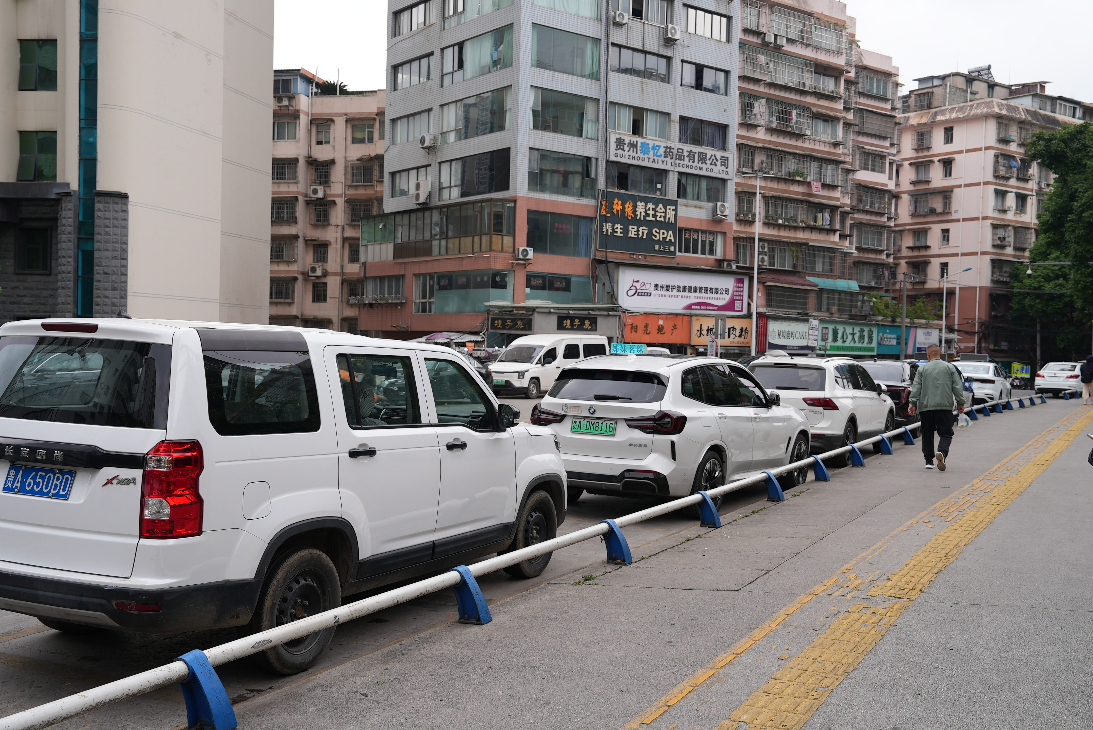 贵乌南路被占用的出租车临停车位