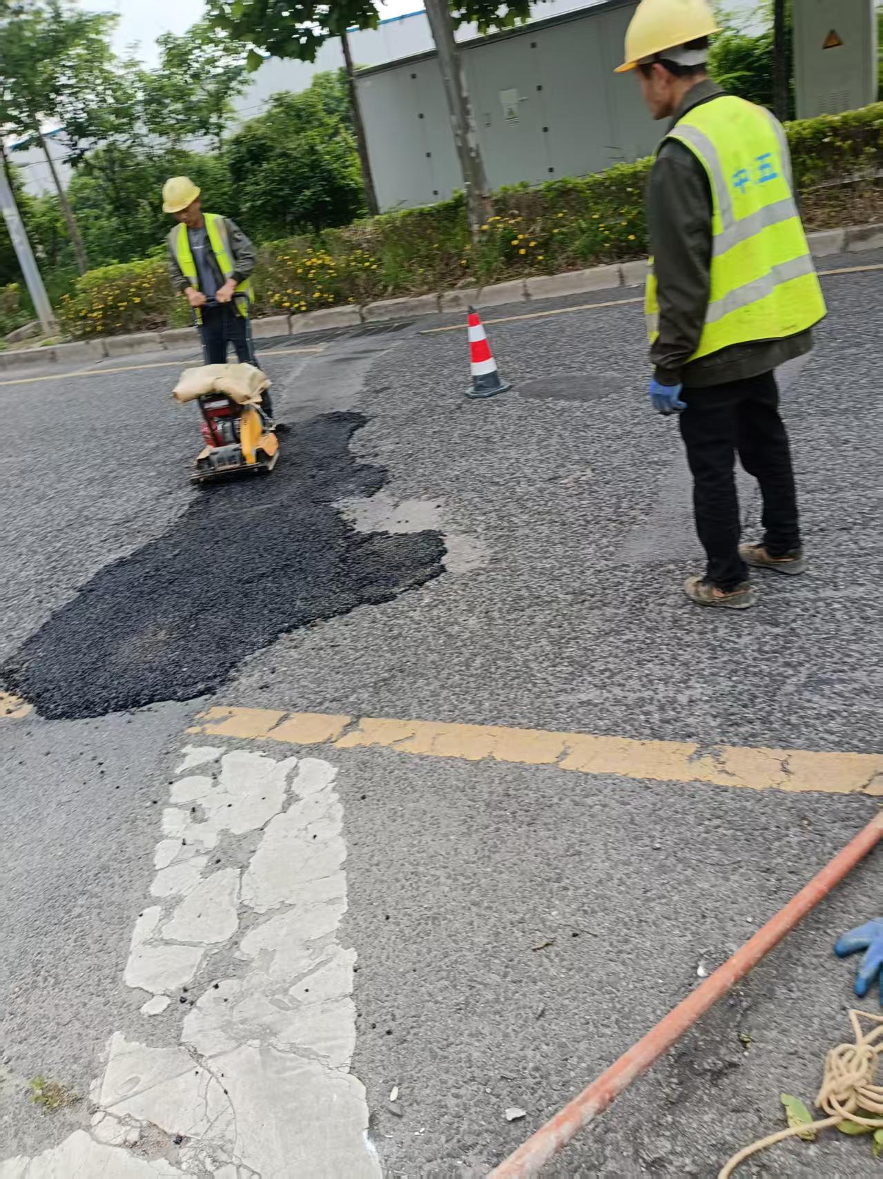 花溪区水务管理局施工人员正在修补大职路坑洼路段(部门供图)