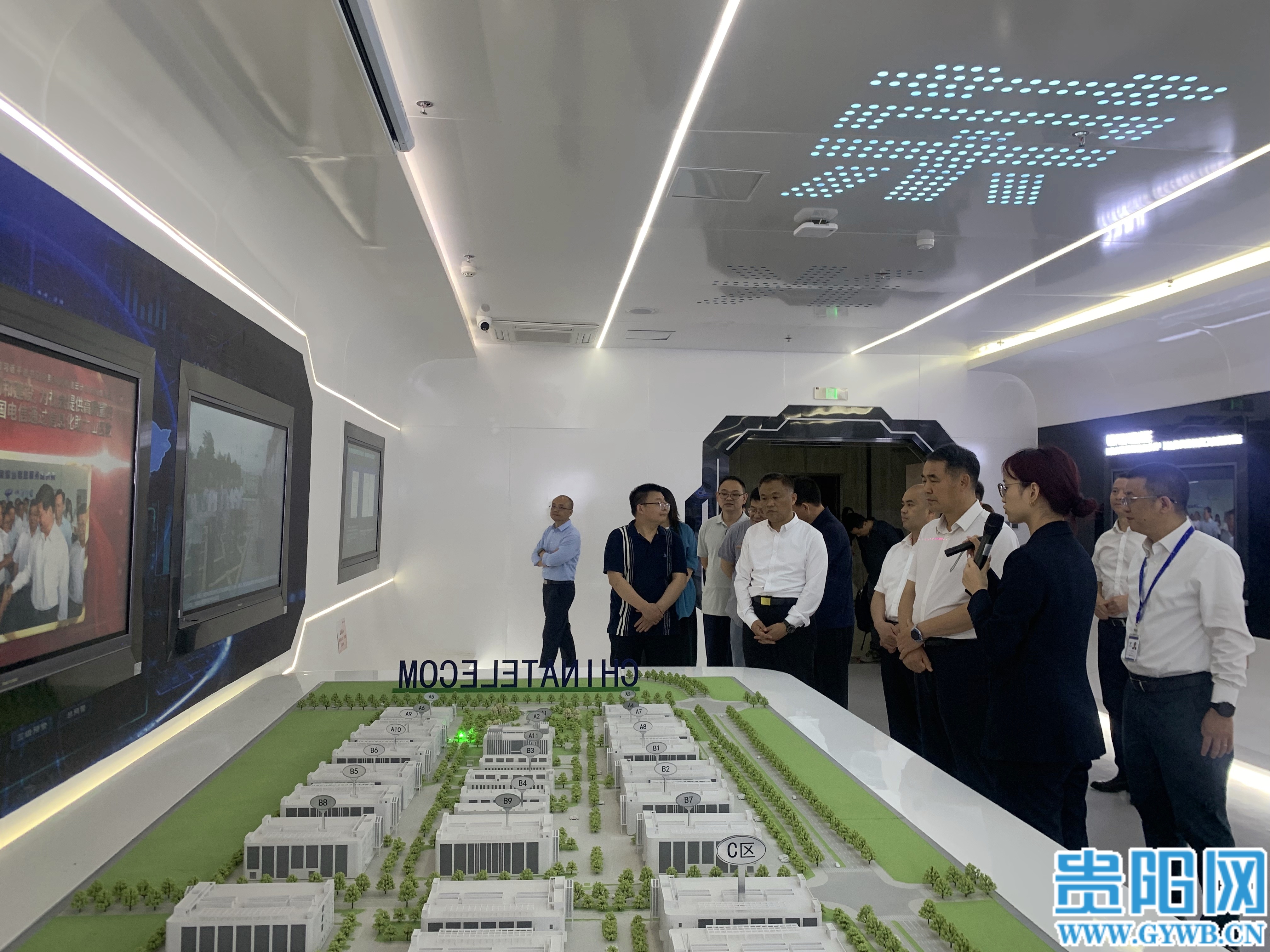 图12：调研组在中国电信云计算贵州信息园参观调研 (1)