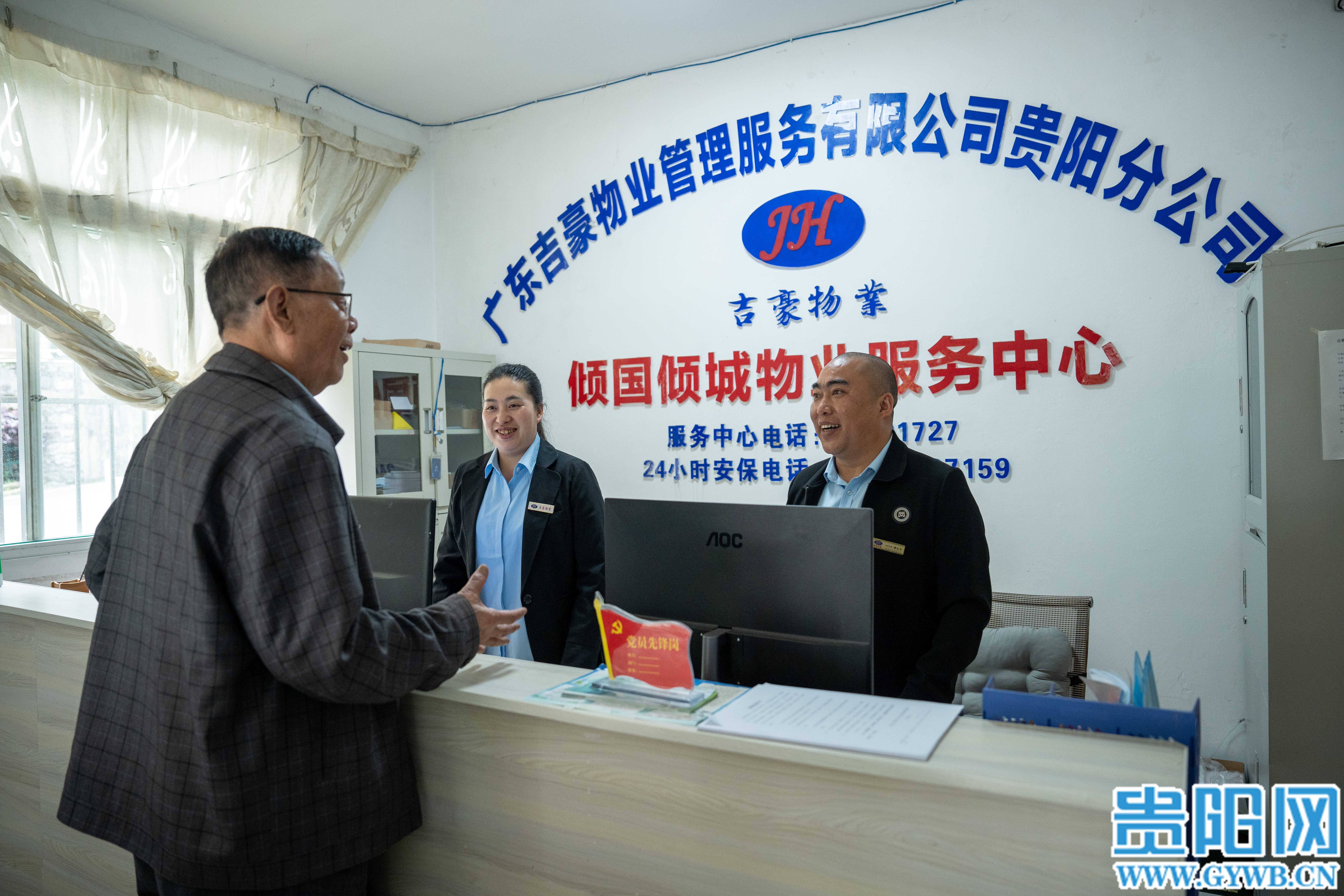 物业人员与业主热心交流。许发顺 摄